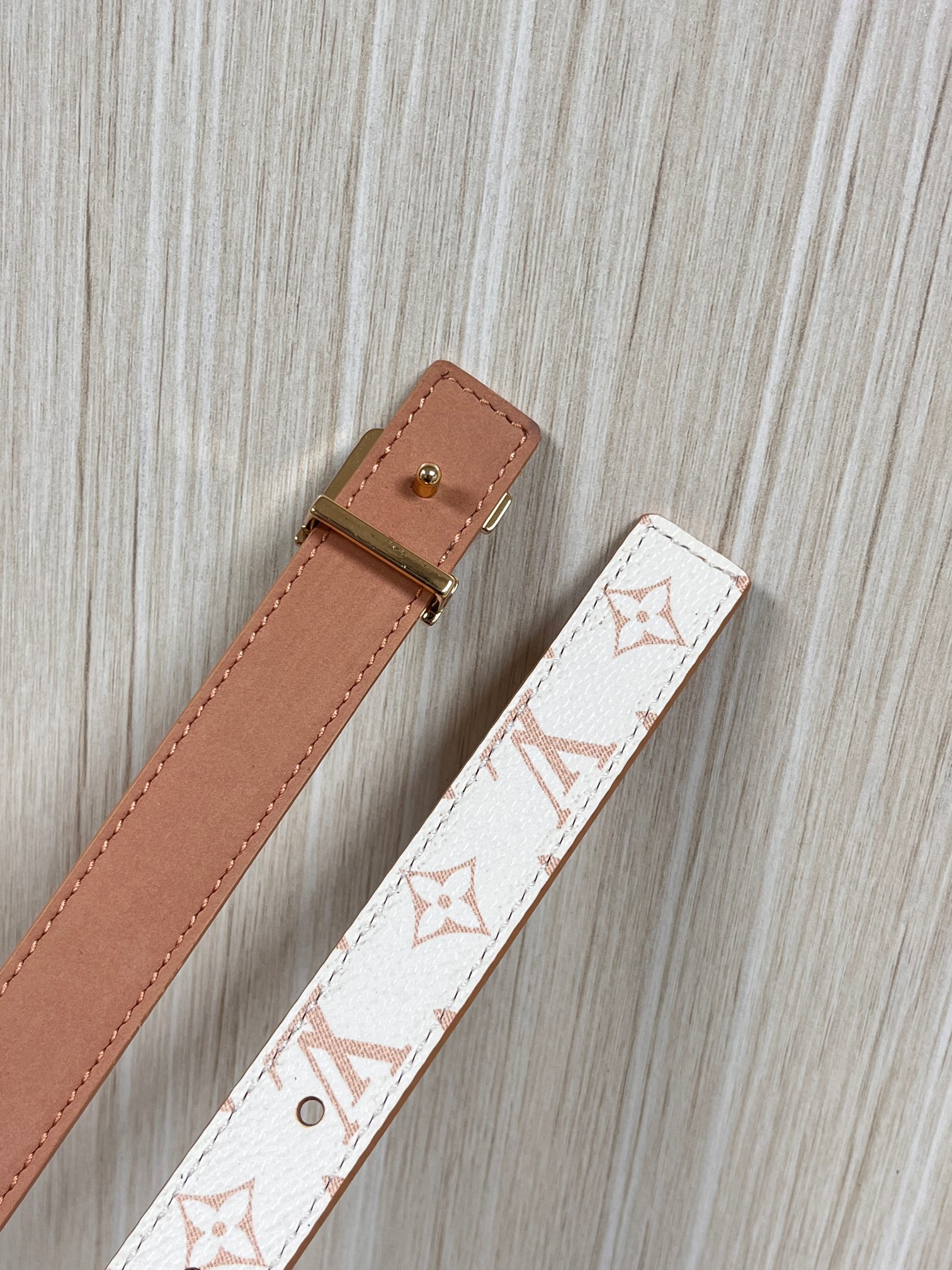 2.0宽度双面进口皮 ，一面印花，一面小牛皮，搭配精品金色扣。精工细做官网同步。2.0宽黑滴胶扣