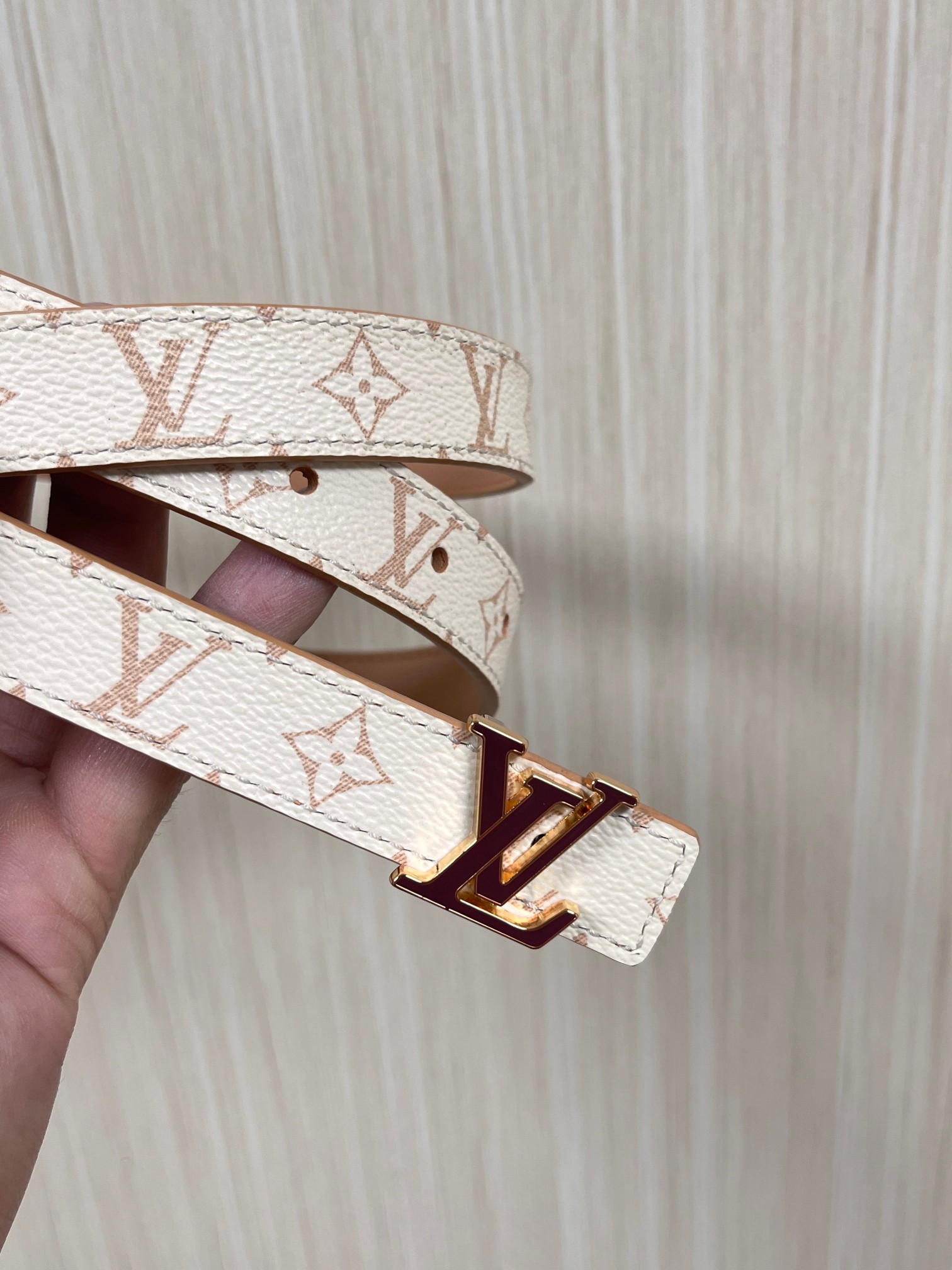 2.0宽度双面进口皮 ，一面印花，一面小牛皮，搭配精品金色扣。精工细做官网同步。2.0宽黑滴胶扣