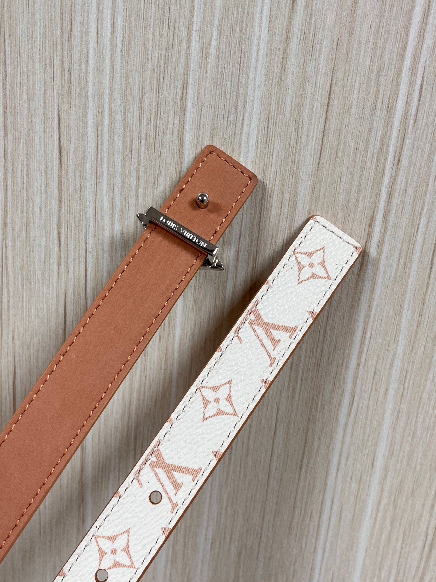 2.0宽度双面进口皮 ，一面印花，一面小牛皮，搭配精品金色扣。精工细做官网同步。2.0宽四心扣