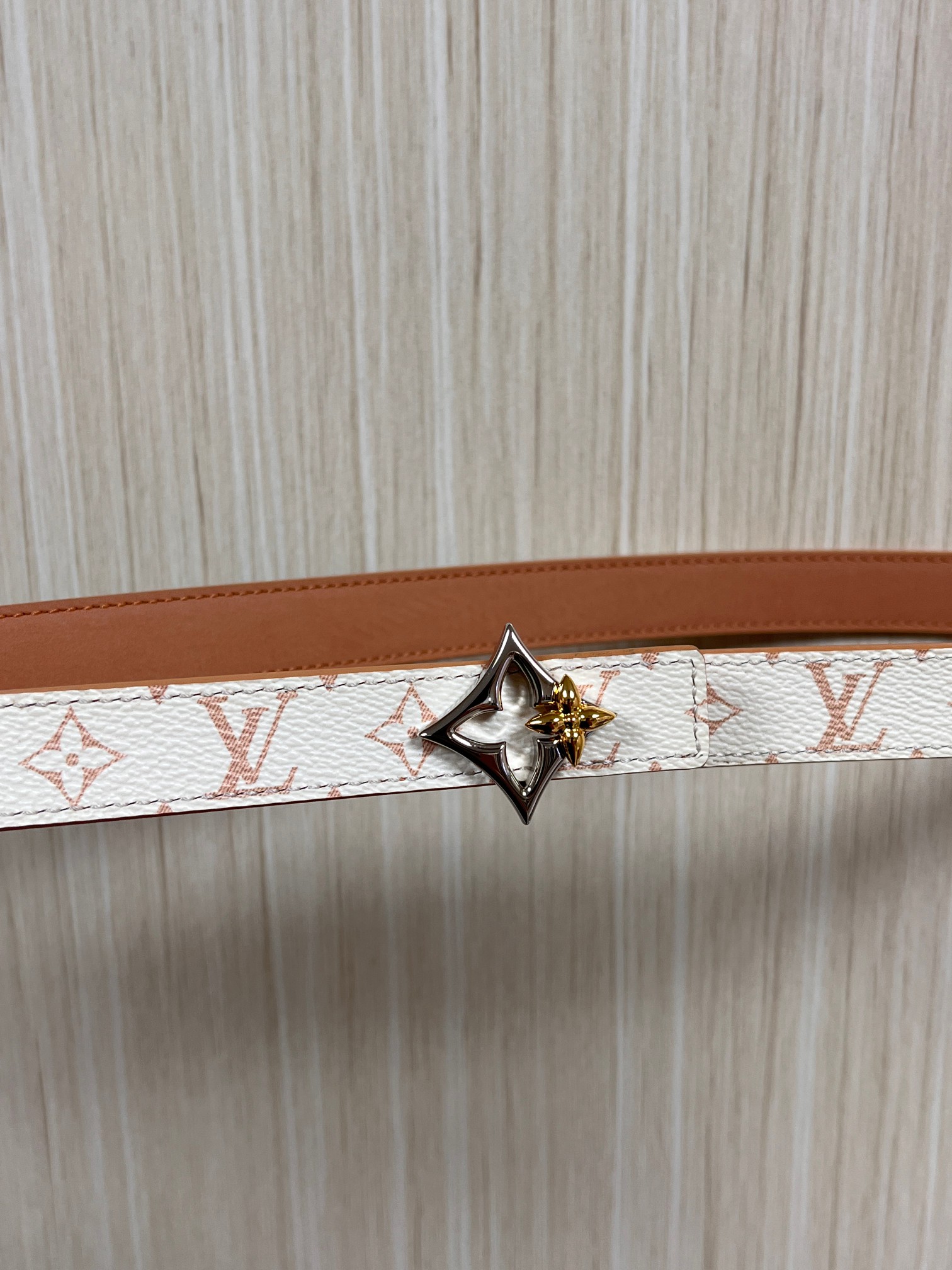 2.0宽度双面进口皮 ，一面印花，一面小牛皮，搭配精品金色扣。精工细做官网同步。2.0宽四心扣