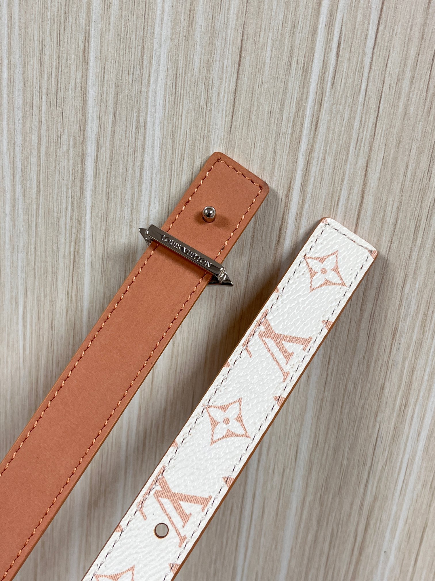 2.0宽度双面进口皮 ，一面印花，一面小牛皮，搭配精品金色扣。精工细做官网同步。2.0宽4心扣