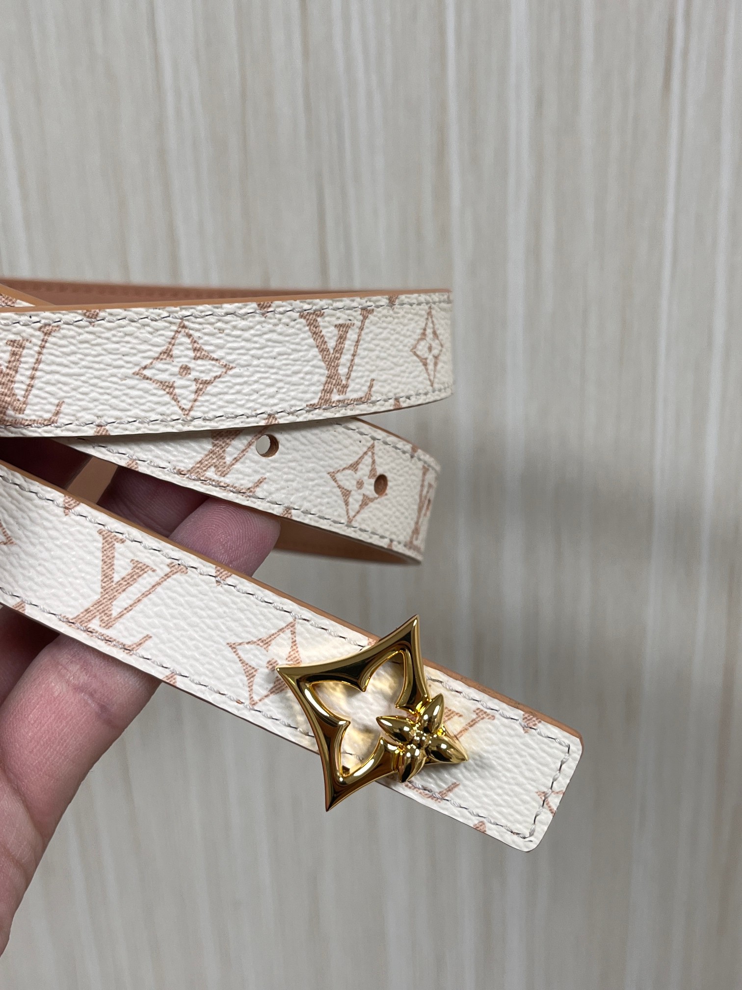 2.0宽度双面进口皮 ，一面印花，一面小牛皮，搭配精品金色扣。精工细做官网同步。2.0宽四心扣