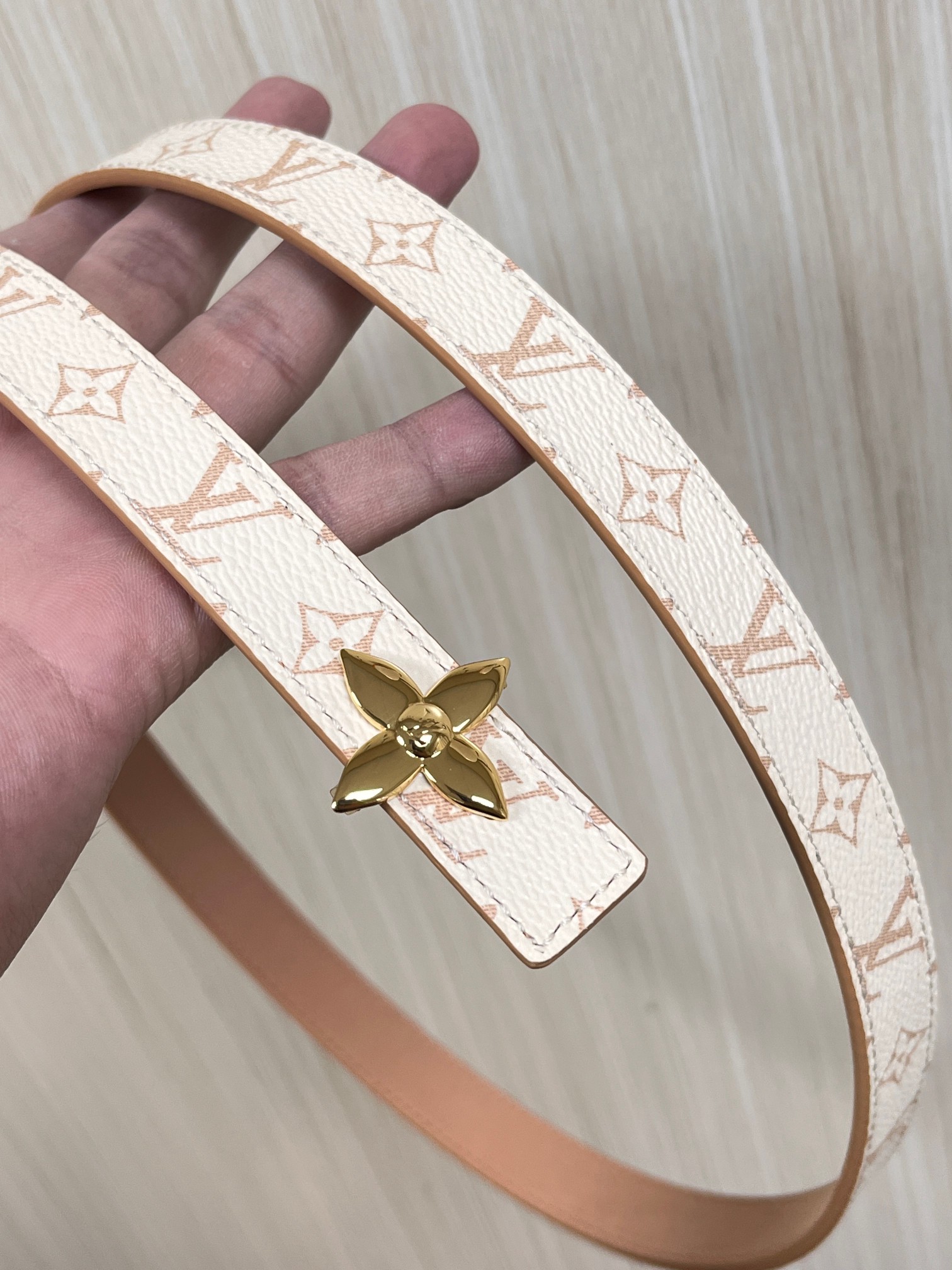 2.0宽度双面进口皮 ，一面印花，一面小牛皮，搭配精品金色扣。精工细做官网同步。2.0宽四叶扣
