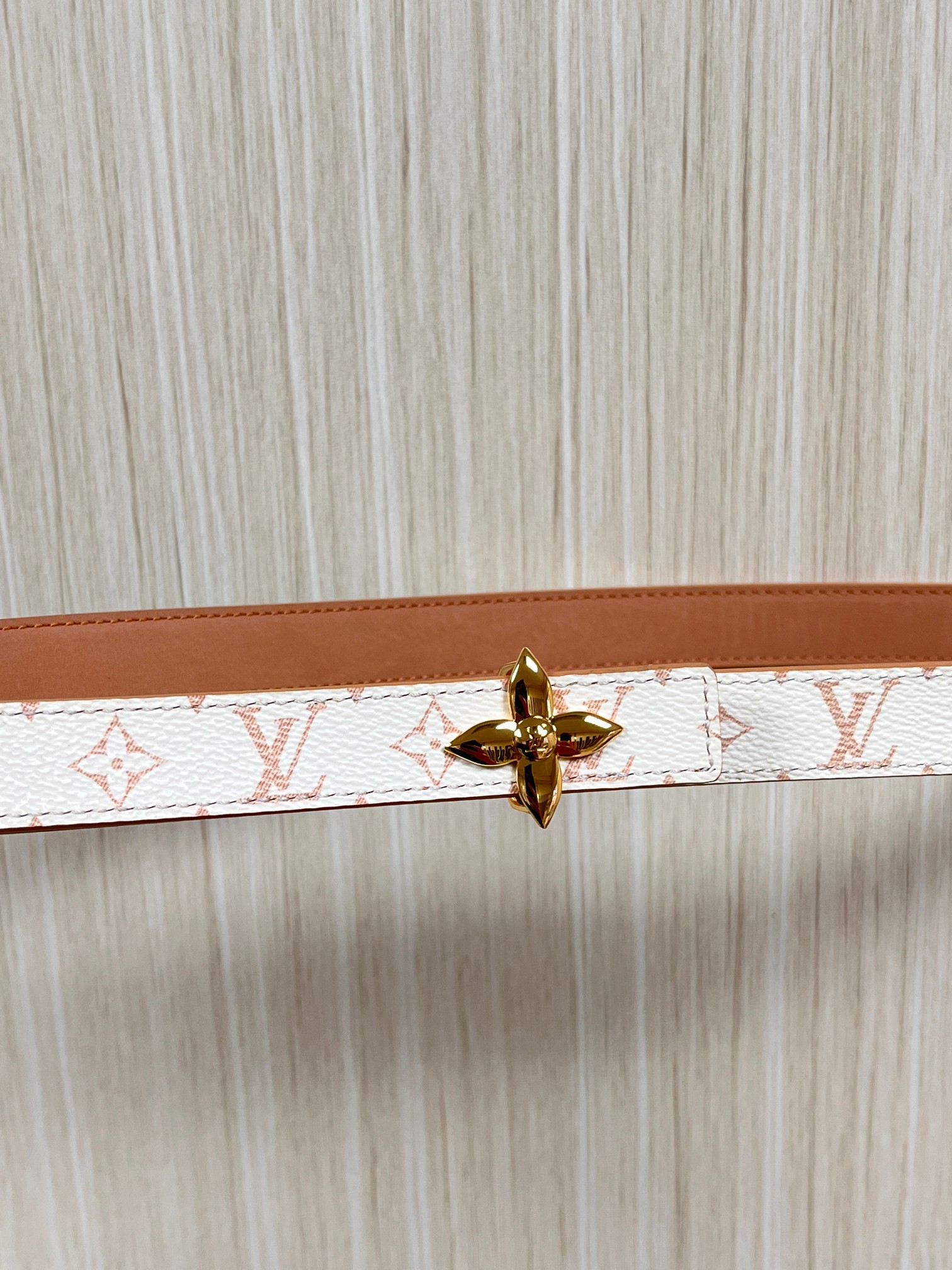 2.0宽度双面进口皮 ，一面印花，一面小牛皮，搭配精品金色扣。精工细做官网同步。2.0宽四叶扣