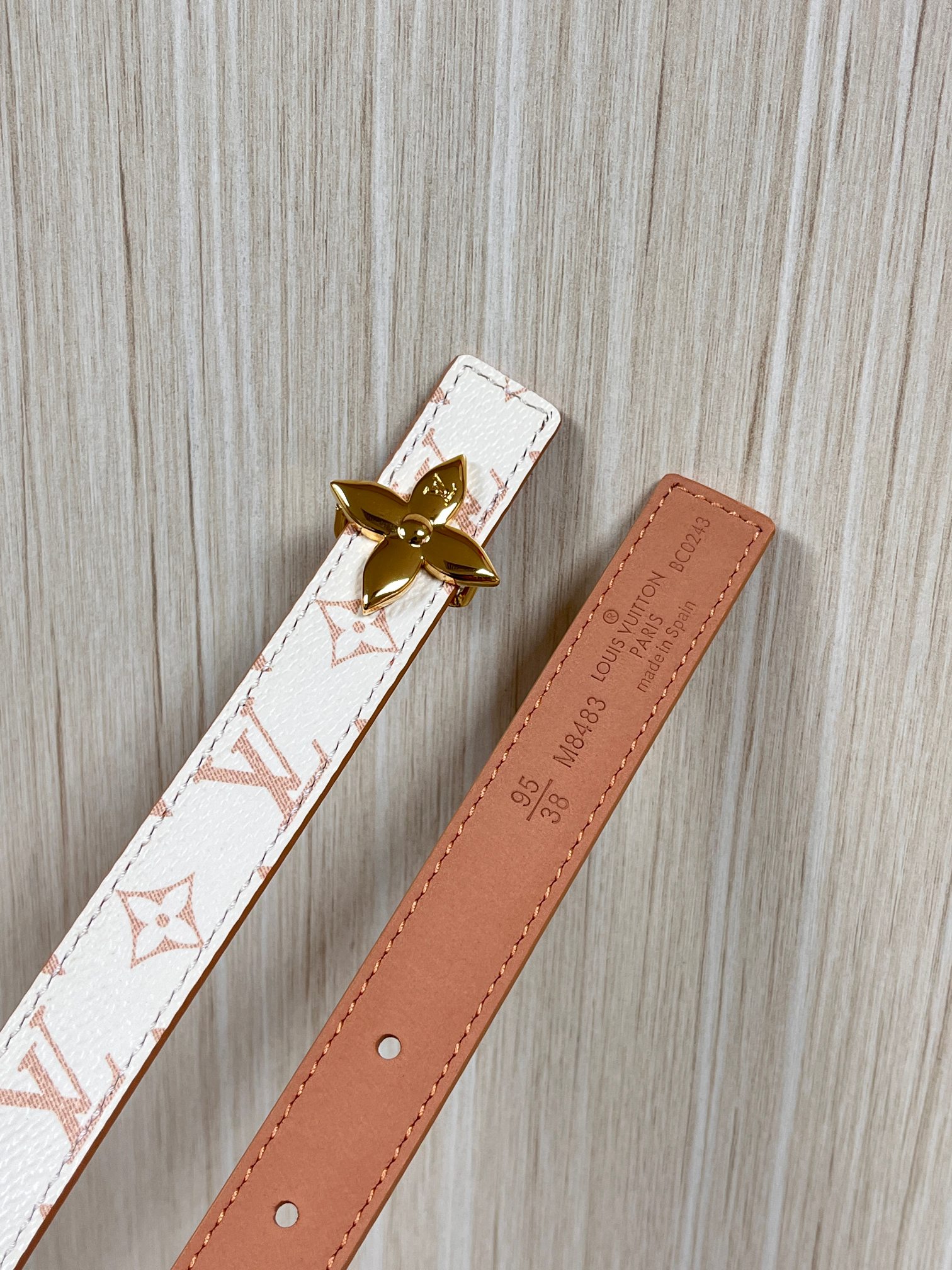 2.0宽度双面进口皮 ，一面印花，一面小牛皮，搭配精品金色扣。精工细做官网同步。2.0宽四叶扣