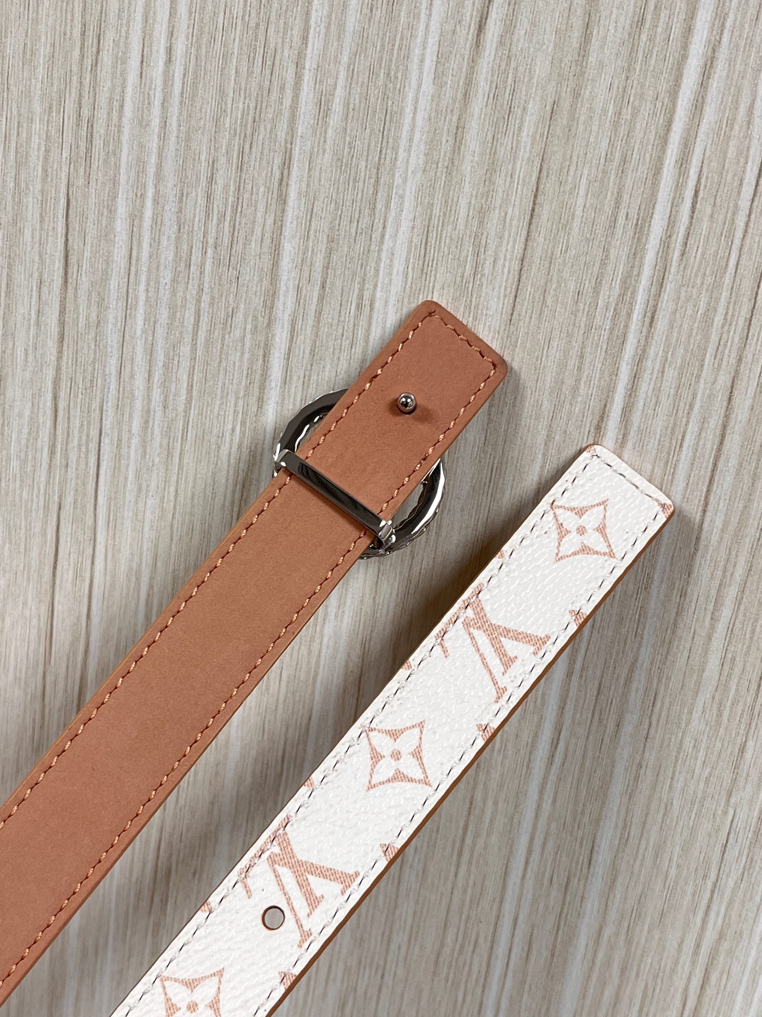 2.0宽度双面进口皮 ，一面印花，一面小牛皮，搭配精品金色扣。精工细做官网同步。2.0宽圆圈扣