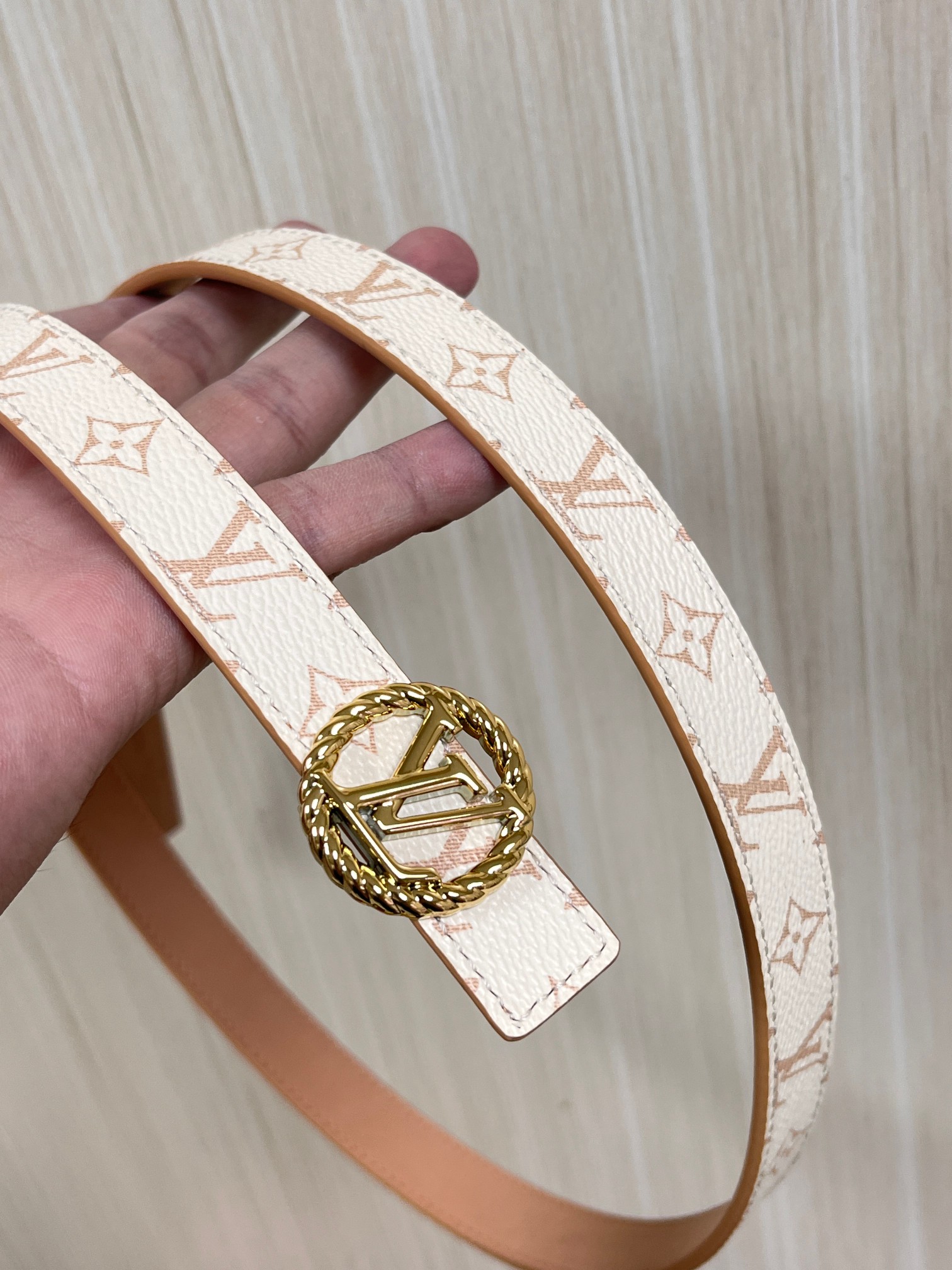 2.0宽度双面进口皮 ，一面印花，一面小牛皮，搭配精品金色扣。精工细做官网同步。2.0宽圆圈