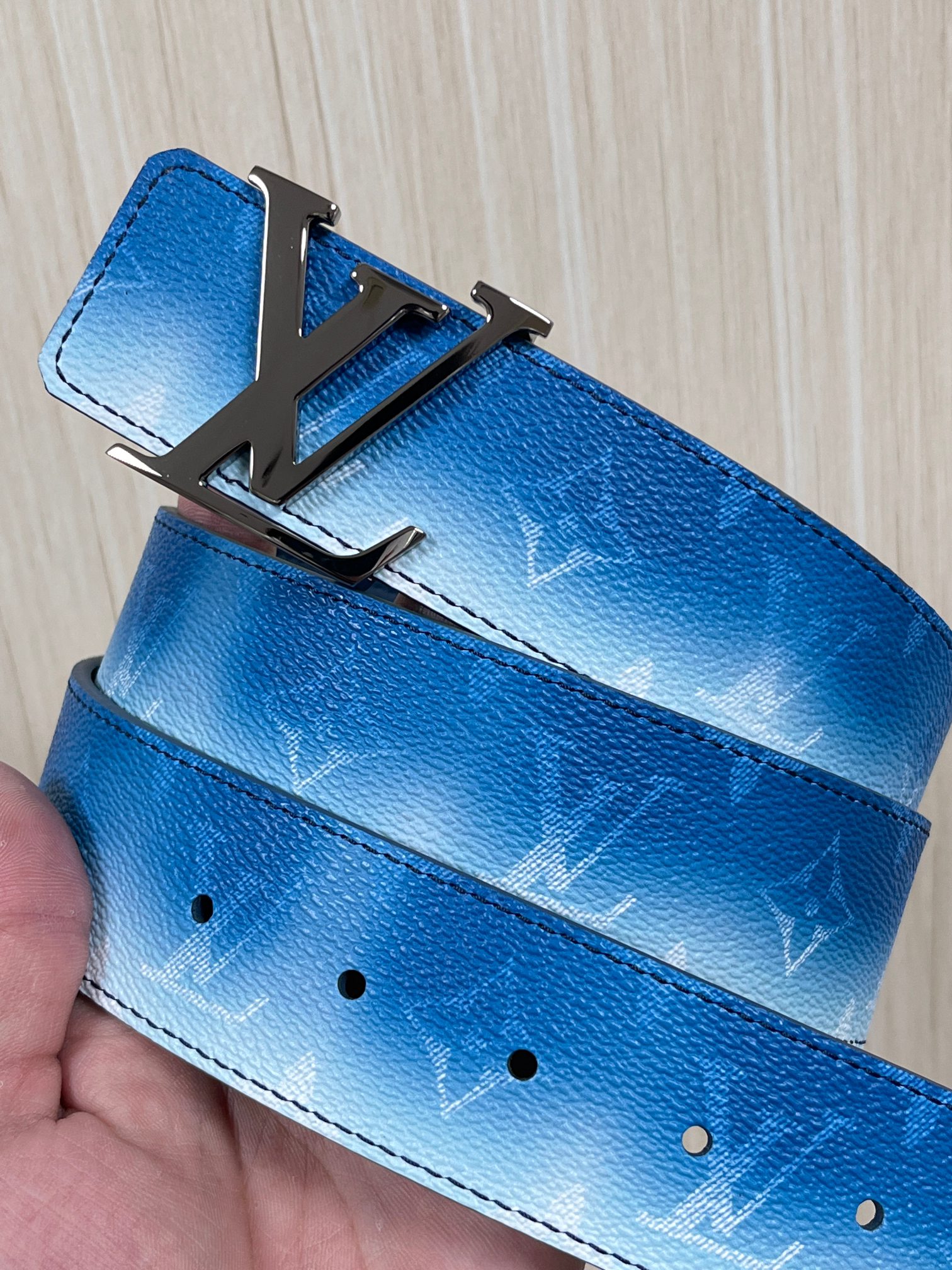 当季新款，双面设计，一腰带两风格- 正面：采用标志性Monogram老花图案，搭配蓝白渐变褪色笔触，灵感