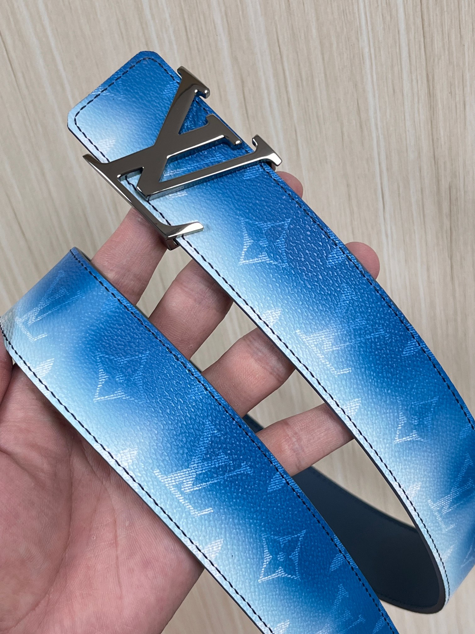 当季新款，双面设计，一腰带两风格- 正面：采用标志性Monogram老花图案，搭配蓝白渐变褪色笔触，灵感