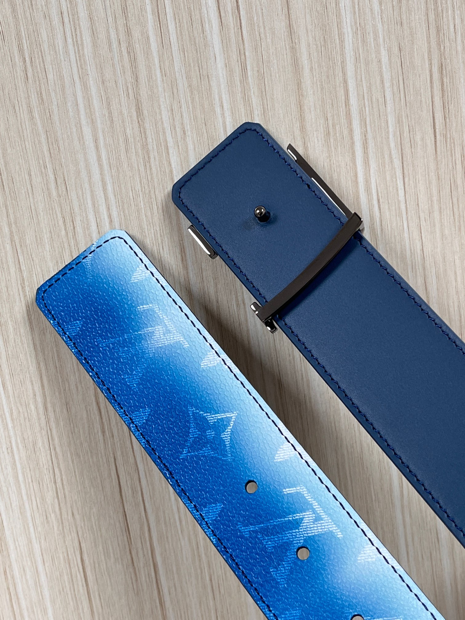 当季新款，双面设计，一腰带两风格- 正面：采用标志性Monogram老花图案，搭配蓝白渐变褪色笔触，灵感