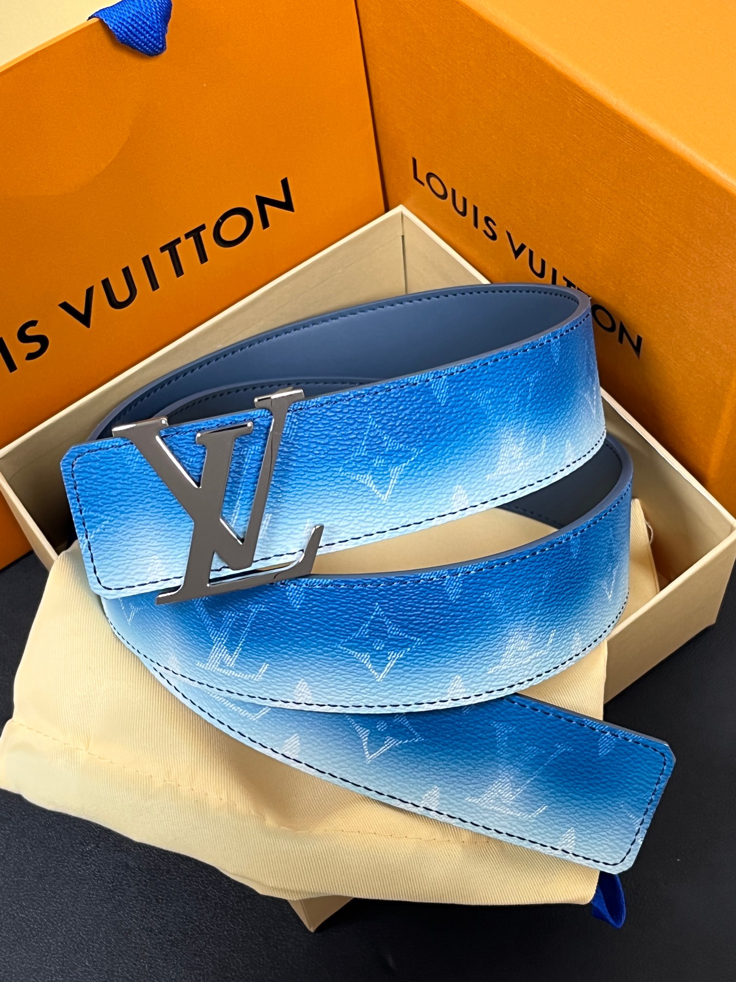 当季新款，双面设计，一腰带两风格- 正面：采用标志性Monogram老花图案，搭配蓝白渐变褪色笔触，灵感