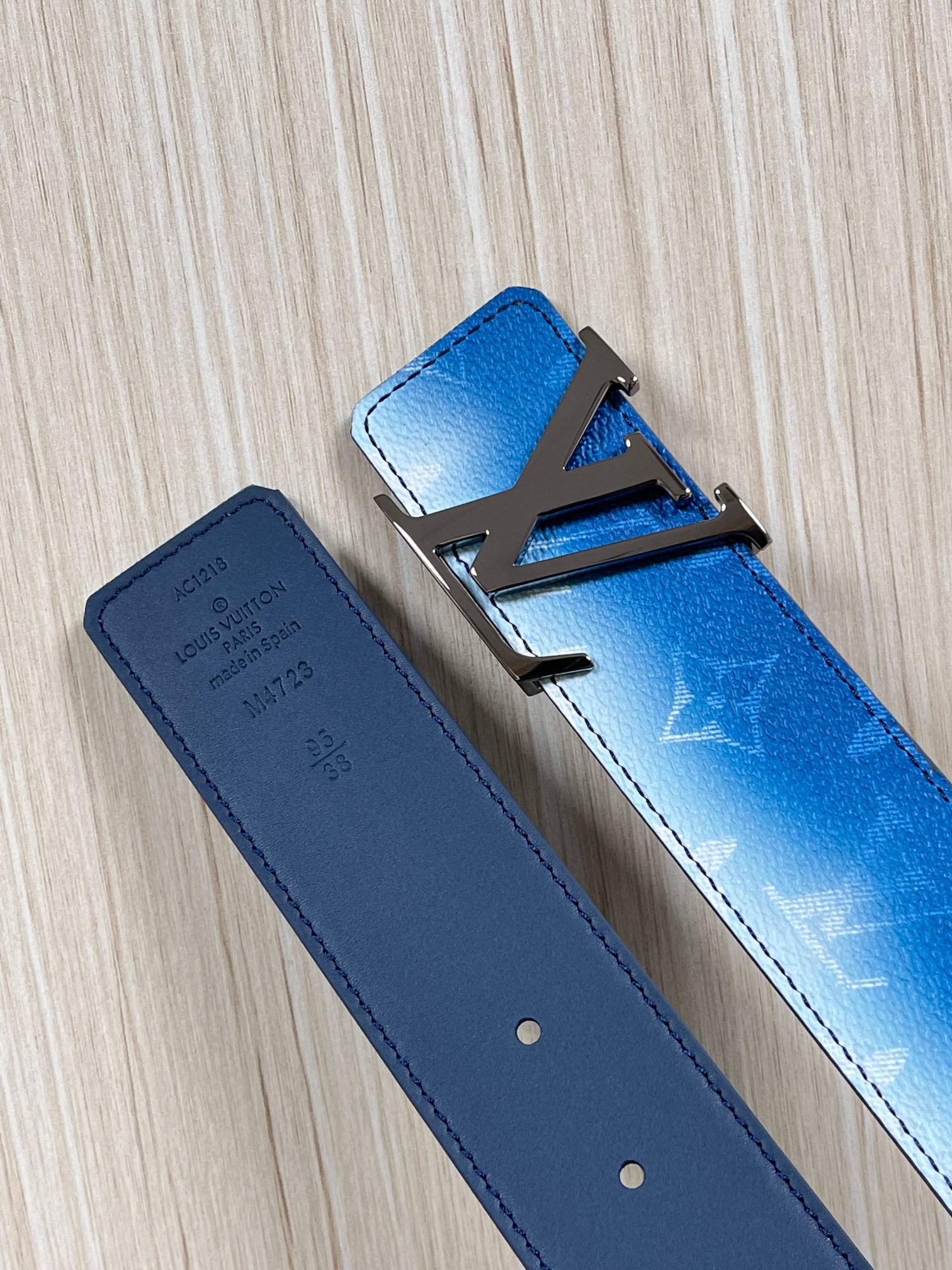 当季新款，双面设计，一腰带两风格- 正面：采用标志性Monogram老花图案，搭配蓝白渐变褪色笔触，灵感