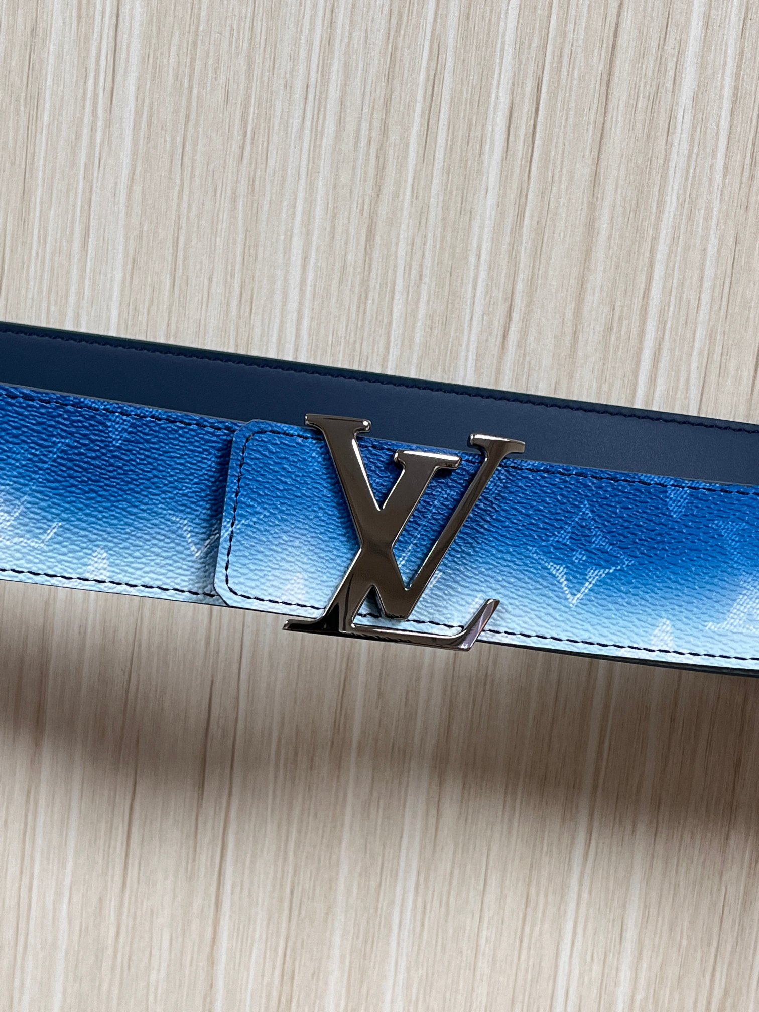 当季新款，双面设计，一腰带两风格- 正面：采用标志性Monogram老花图案，搭配蓝白渐变褪色笔触，灵感