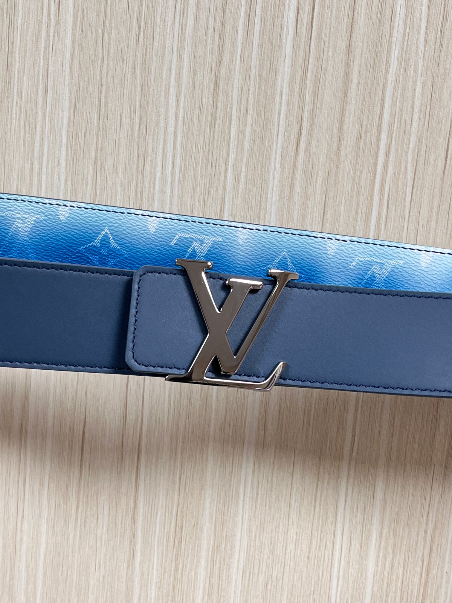 当季新款，双面设计，一腰带两风格- 正面：采用标志性Monogram老花图案，搭配蓝白渐变褪色笔触，灵感