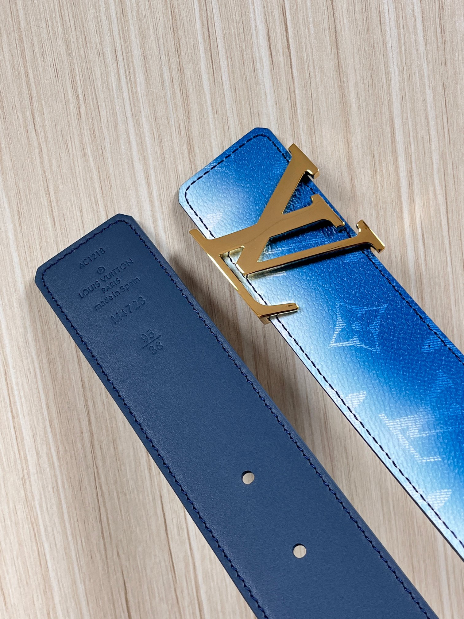 当季新款，双面设计，一腰带两风格- 正面：采用标志性Monogram老花图案，搭配蓝白渐变褪色笔触，灵感