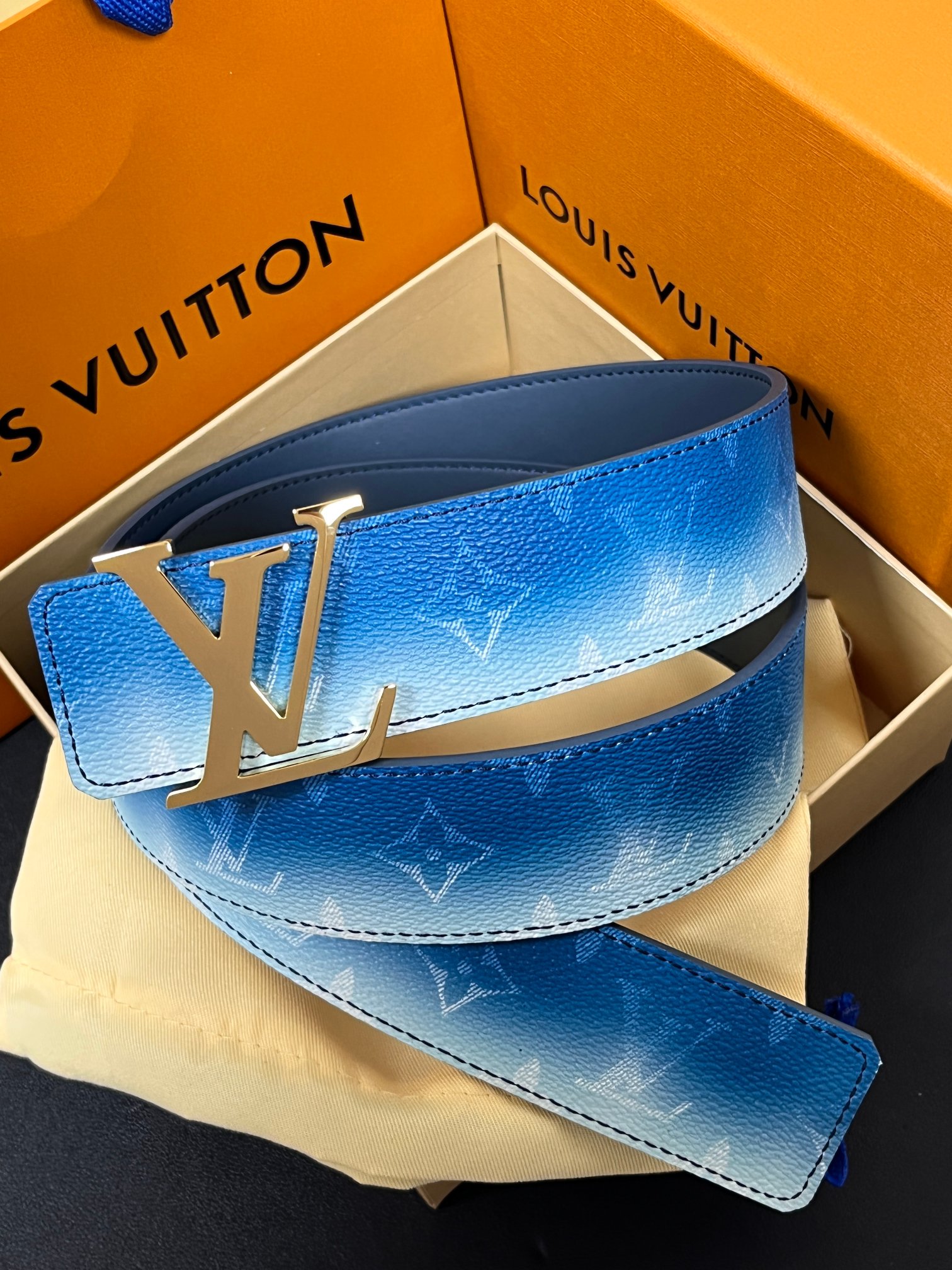 当季新款，双面设计，一腰带两风格- 正面：采用标志性Monogram老花图案，搭配蓝白渐变褪色笔触，灵感