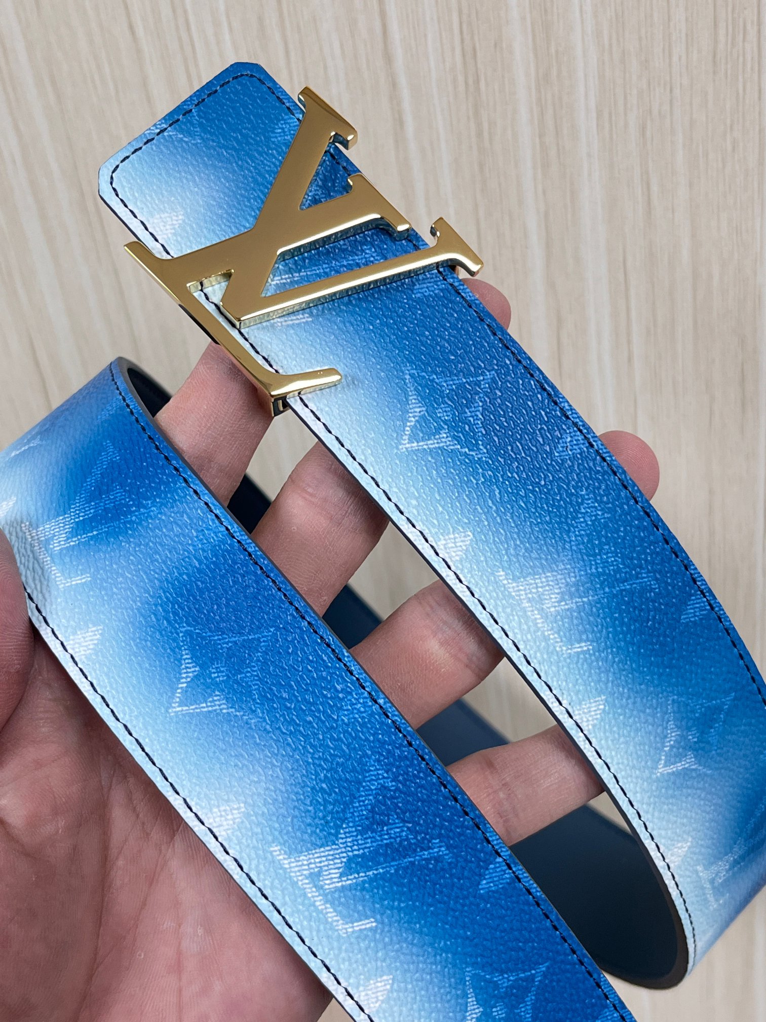 当季新款，双面设计，一腰带两风格- 正面：采用标志性Monogram老花图案，搭配蓝白渐变褪色笔触，灵感