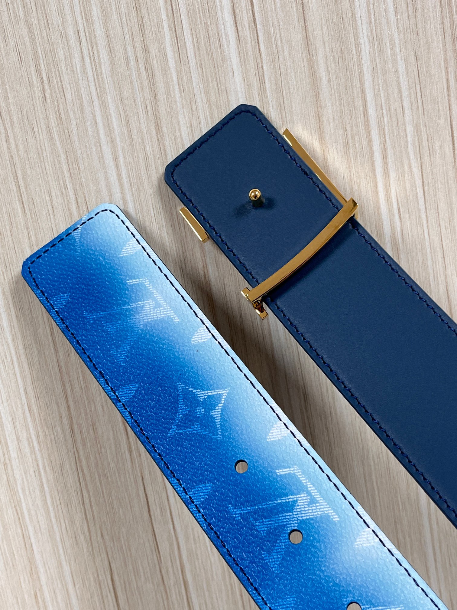 当季新款，双面设计，一腰带两风格- 正面：采用标志性Monogram老花图案，搭配蓝白渐变褪色笔触，灵感