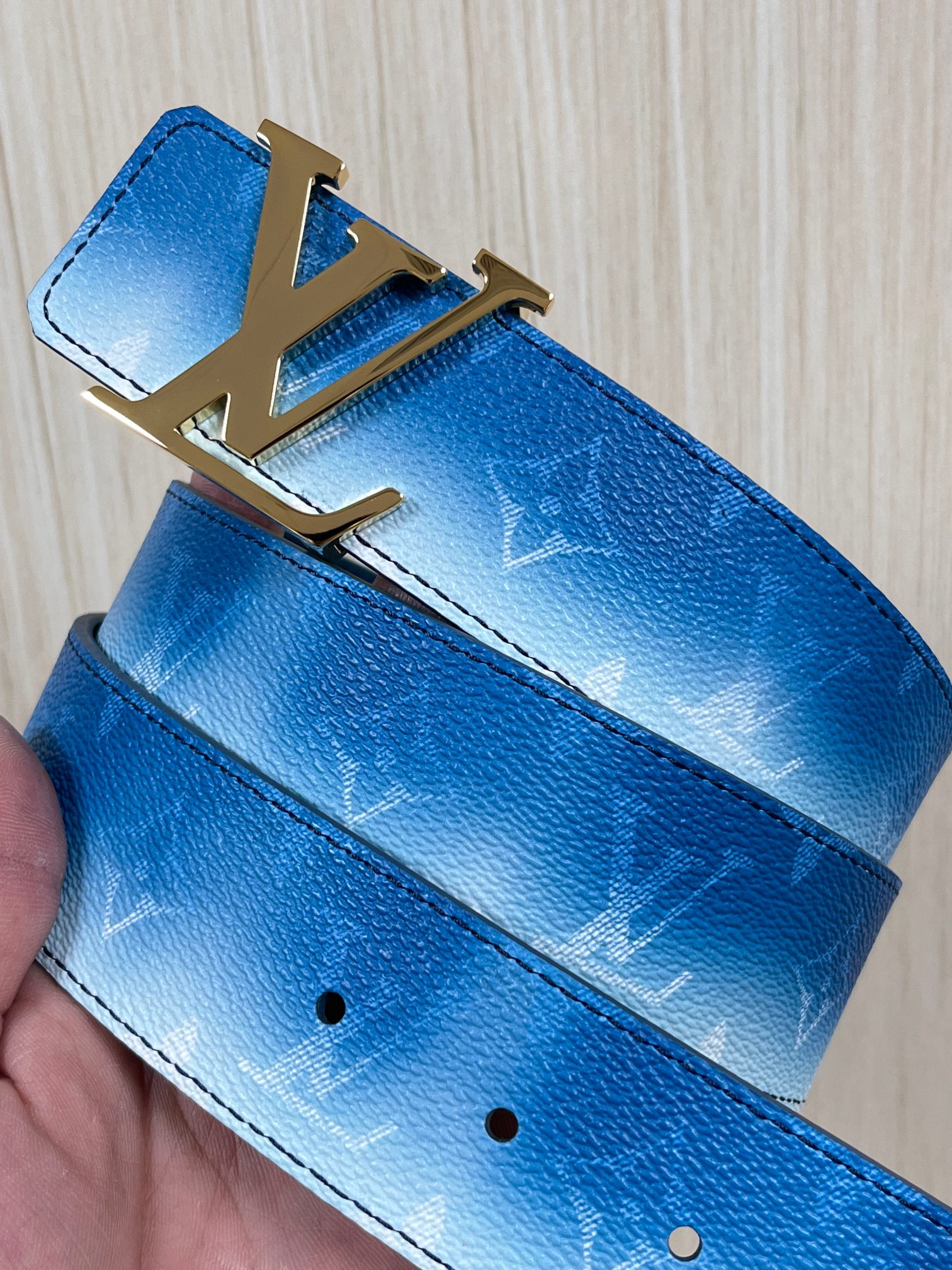 当季新款，双面设计，一腰带两风格- 正面：采用标志性Monogram老花图案，搭配蓝白渐变褪色笔触，灵感