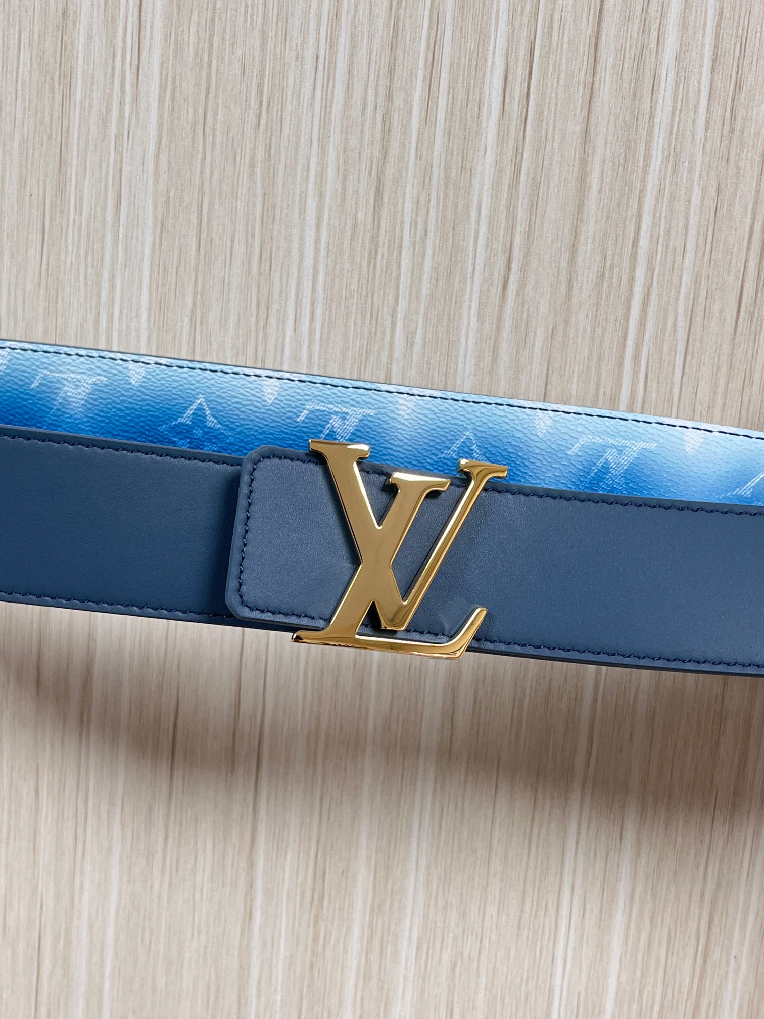 当季新款，双面设计，一腰带两风格- 正面：采用标志性Monogram老花图案，搭配蓝白渐变褪色笔触，灵感