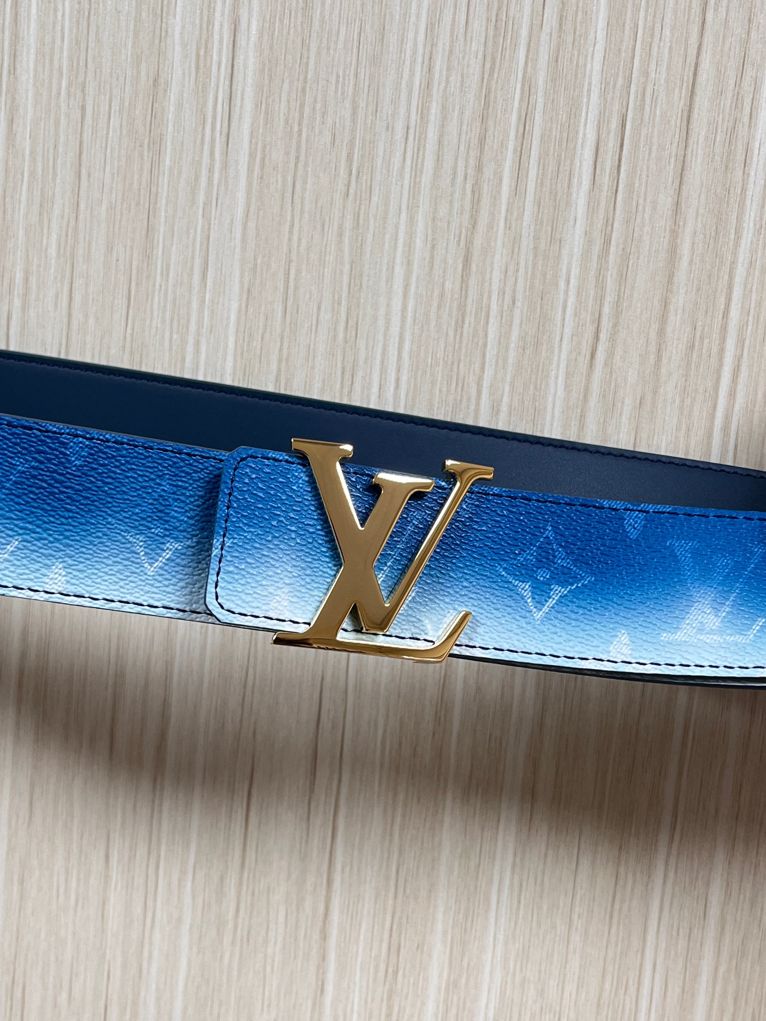 当季新款，双面设计，一腰带两风格- 正面：采用标志性Monogram老花图案，搭配蓝白渐变褪色笔触，灵感