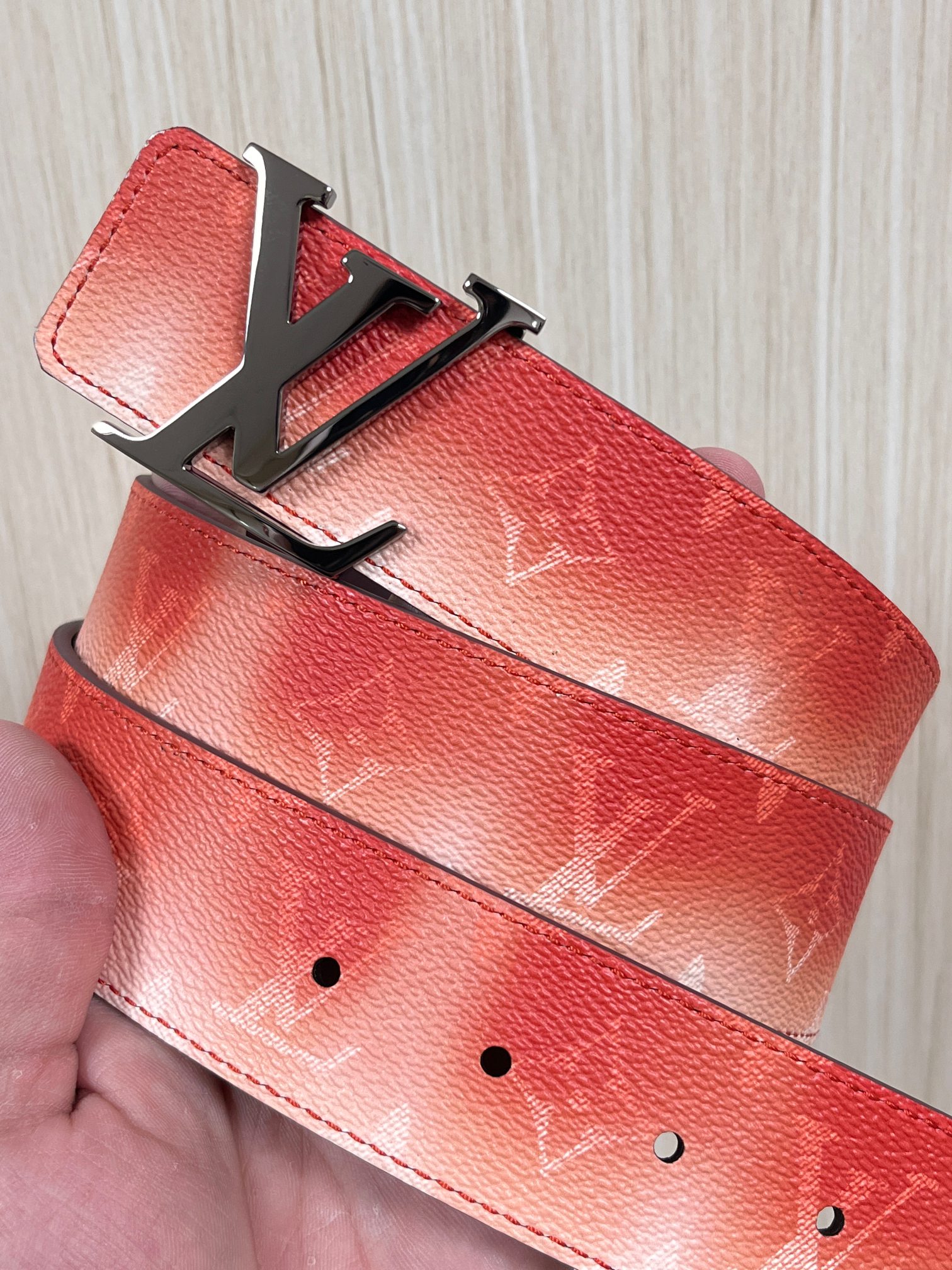 当季新款，双面设计，一腰带两风格- 正面：采用标志性Monogram老花图案，搭配棕褐渐变褪色笔触，灵感