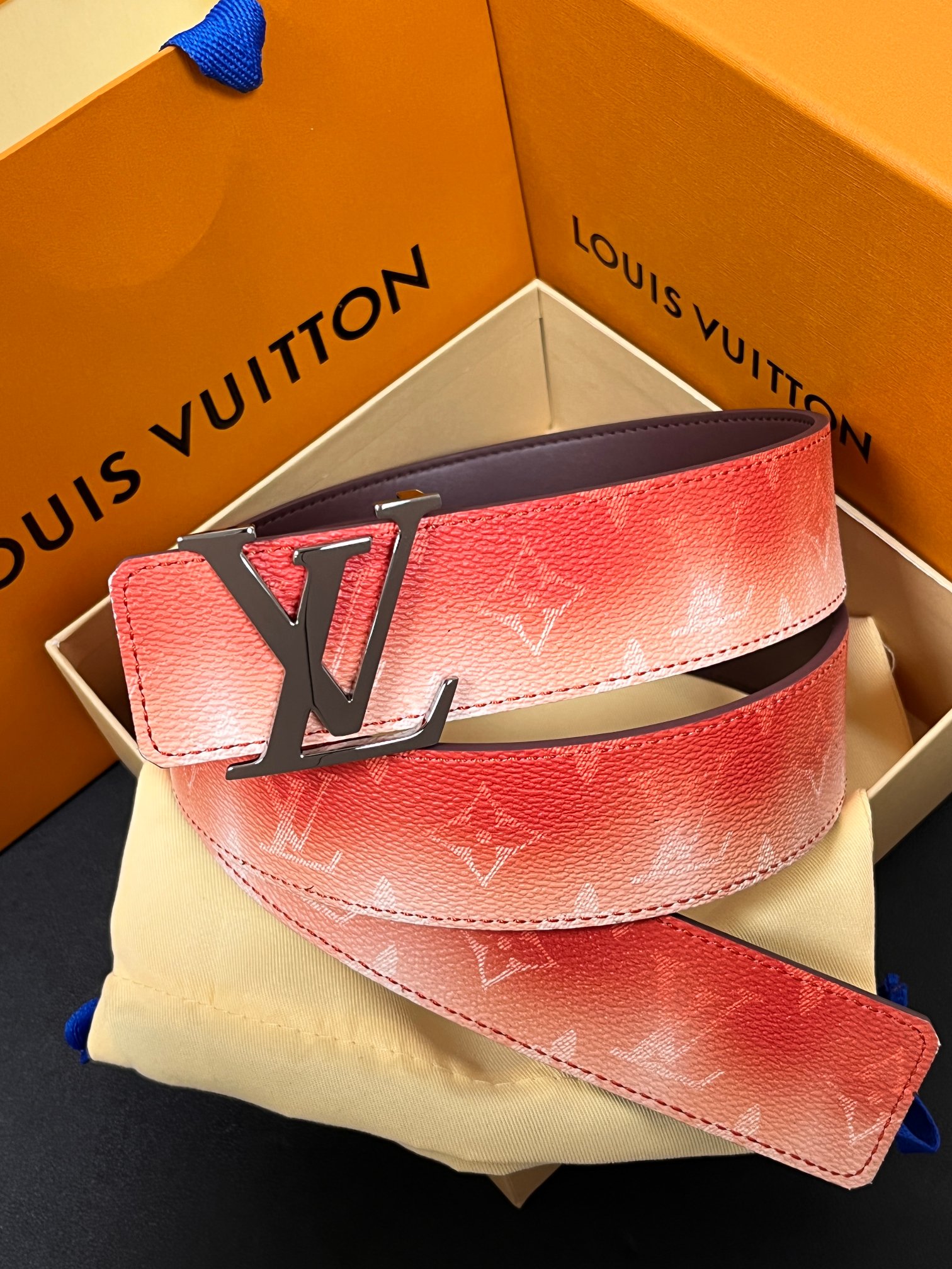 当季新款，双面设计，一腰带两风格- 正面：采用标志性Monogram老花图案，搭配棕褐渐变褪色笔触，灵感