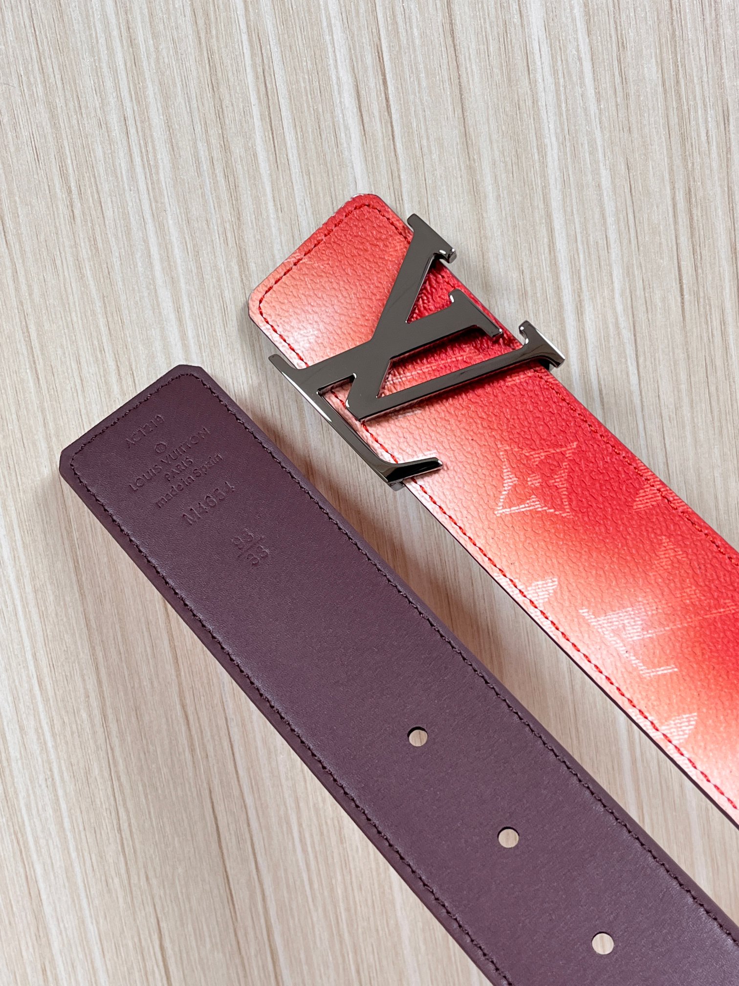 当季新款，双面设计，一腰带两风格- 正面：采用标志性Monogram老花图案，搭配棕褐渐变褪色笔触，灵感