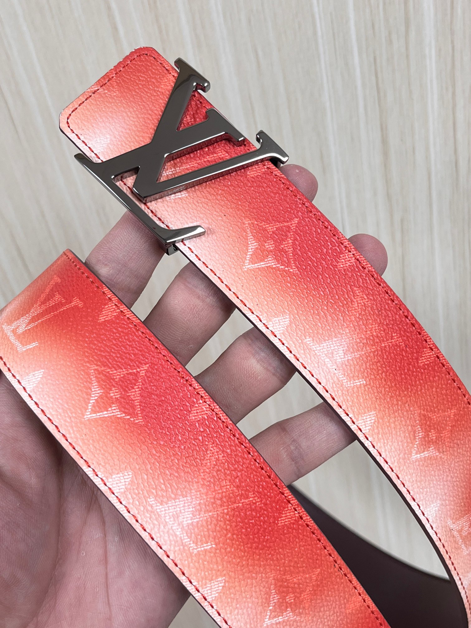 当季新款，双面设计，一腰带两风格- 正面：采用标志性Monogram老花图案，搭配棕褐渐变褪色笔触，灵感