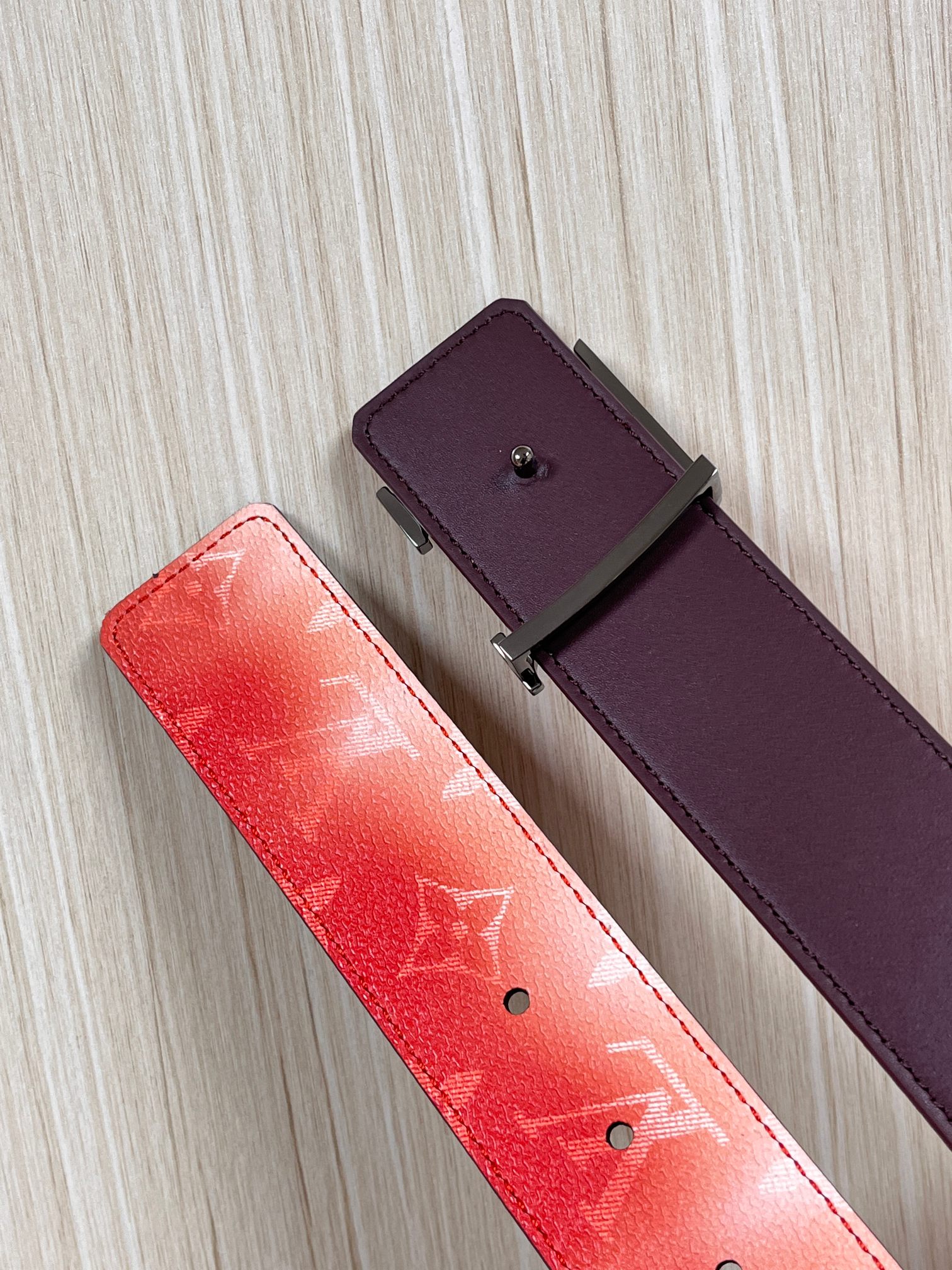 当季新款，双面设计，一腰带两风格- 正面：采用标志性Monogram老花图案，搭配棕褐渐变褪色笔触，灵感