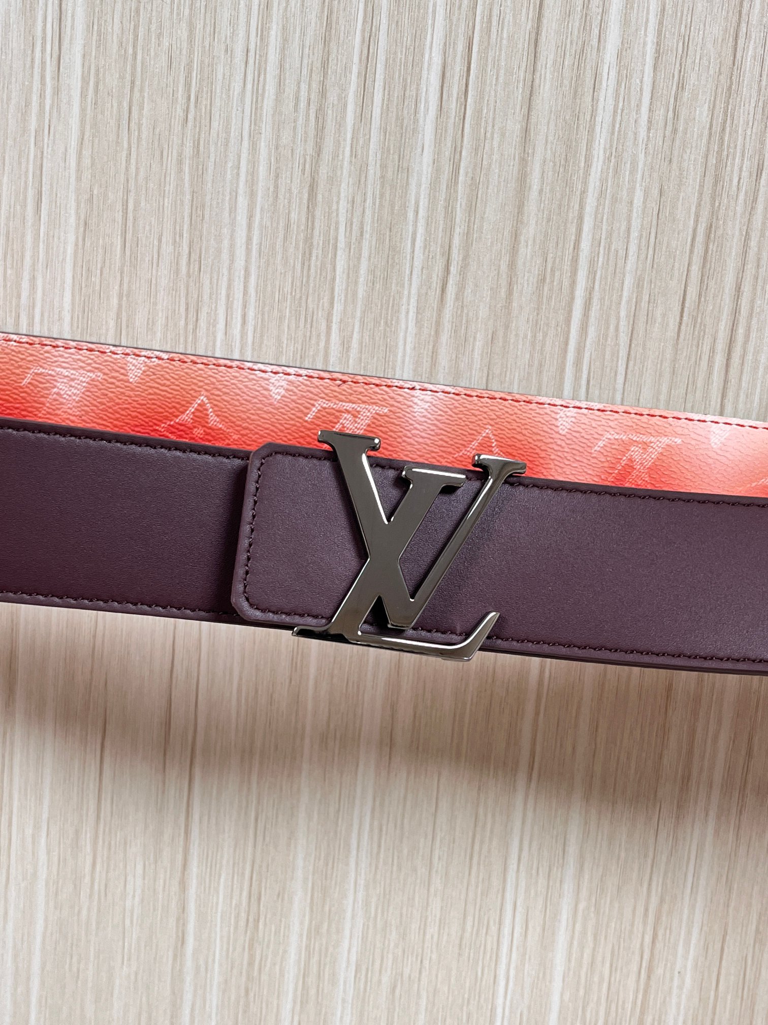 当季新款，双面设计，一腰带两风格- 正面：采用标志性Monogram老花图案，搭配棕褐渐变褪色笔触，灵感