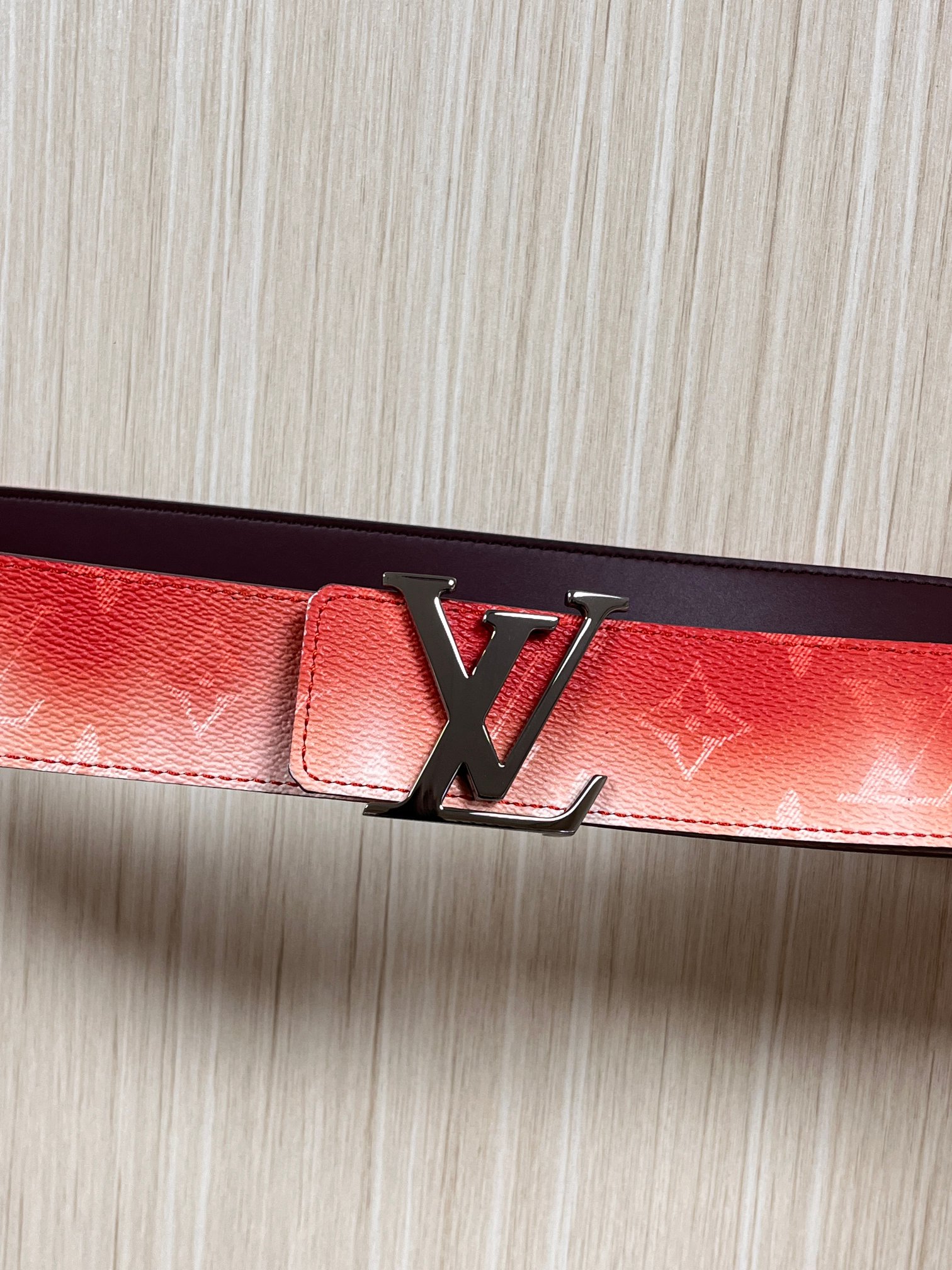 当季新款，双面设计，一腰带两风格- 正面：采用标志性Monogram老花图案，搭配棕褐渐变褪色笔触，灵感