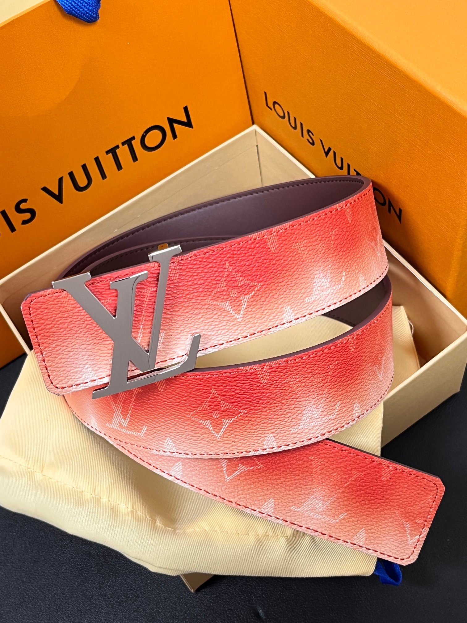 当季新款，双面设计，一腰带两风格- 正面：采用标志性Monogram老花图案，搭配棕褐渐变褪色笔触，灵感