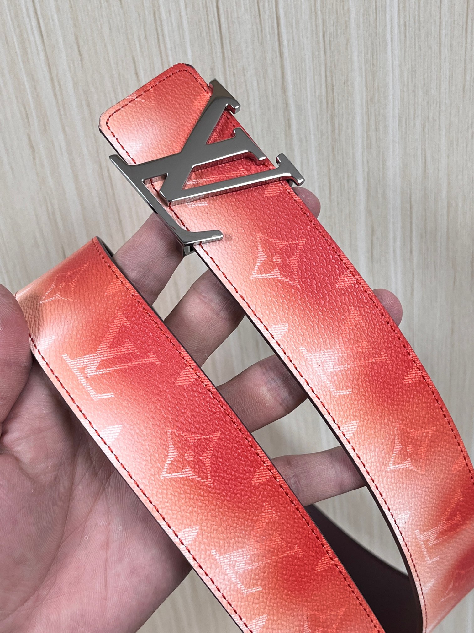 当季新款，双面设计，一腰带两风格- 正面：采用标志性Monogram老花图案，搭配棕褐渐变褪色笔触，灵感