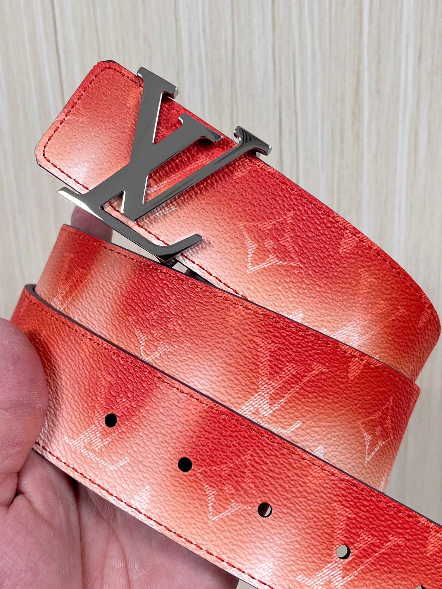 当季新款，双面设计，一腰带两风格- 正面：采用标志性Monogram老花图案，搭配棕褐渐变褪色笔触，灵感