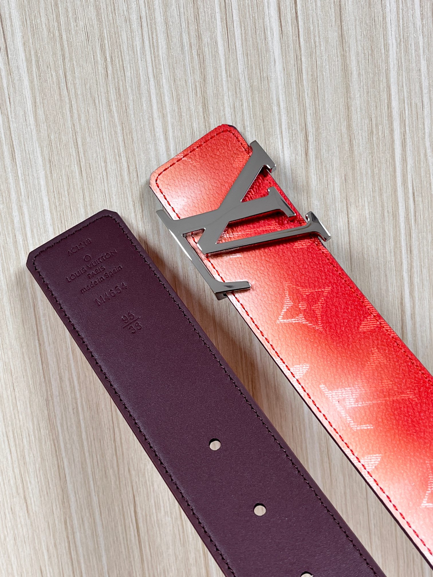 当季新款，双面设计，一腰带两风格- 正面：采用标志性Monogram老花图案，搭配棕褐渐变褪色笔触，灵感