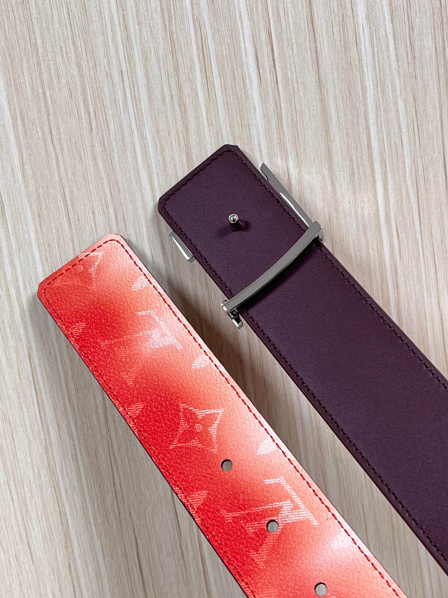 当季新款，双面设计，一腰带两风格- 正面：采用标志性Monogram老花图案，搭配棕褐渐变褪色笔触，灵感