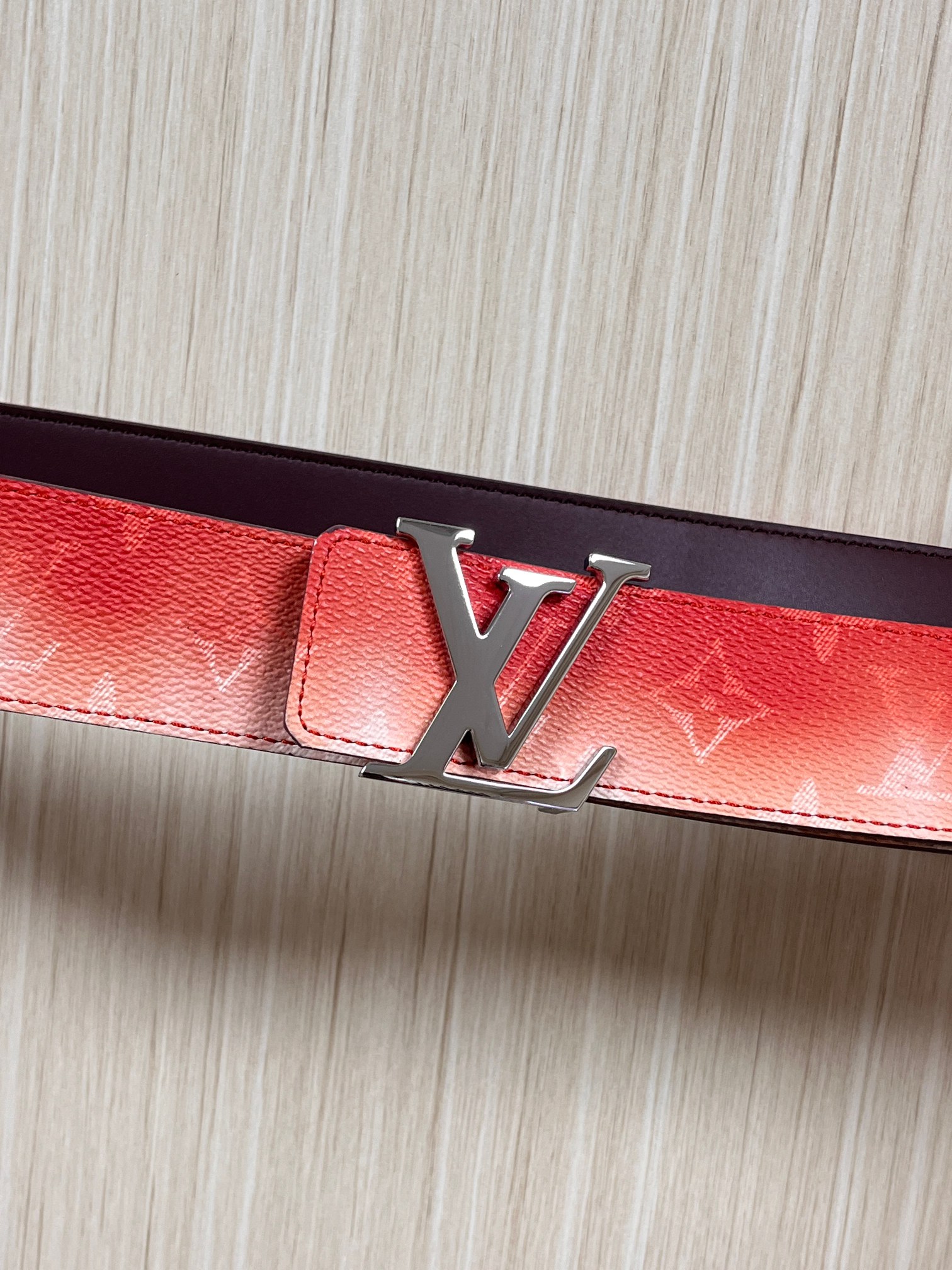 当季新款，双面设计，一腰带两风格- 正面：采用标志性Monogram老花图案，搭配棕褐渐变褪色笔触，灵感