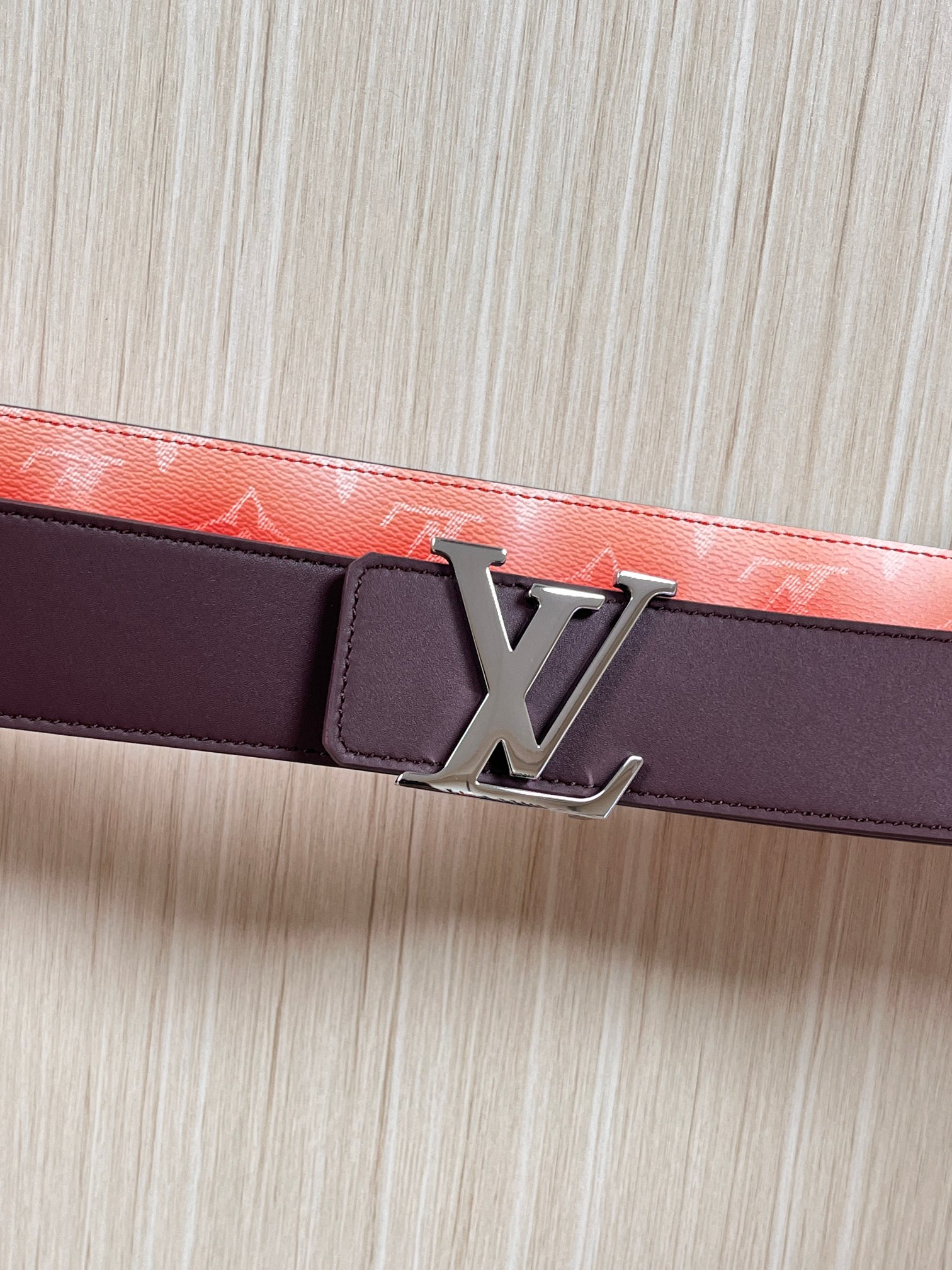 当季新款，双面设计，一腰带两风格- 正面：采用标志性Monogram老花图案，搭配棕褐渐变褪色笔触，灵感