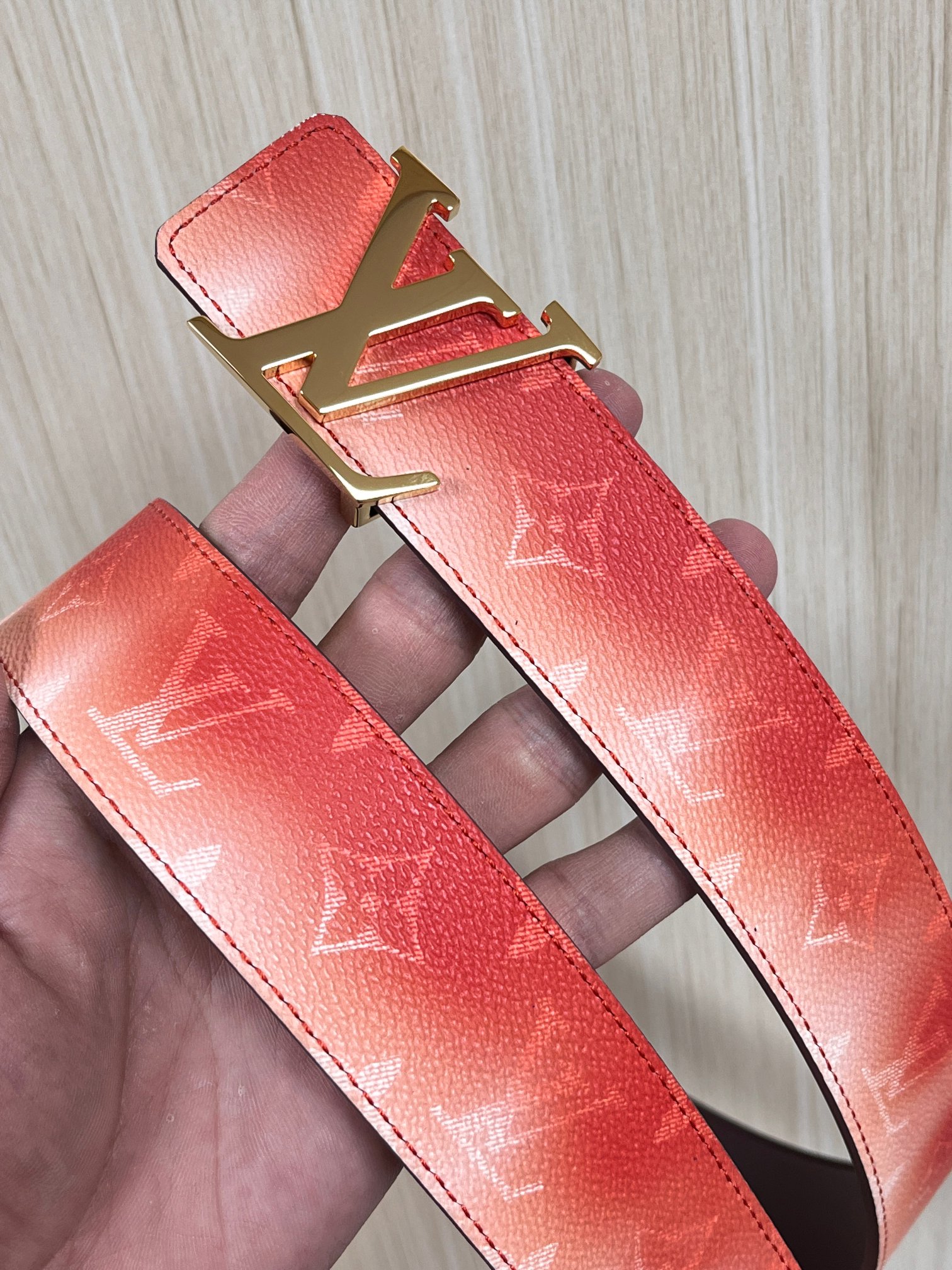 当季新款，双面设计，一腰带两风格- 正面：采用标志性Monogram老花图案，搭配棕褐渐变褪色笔触，灵感