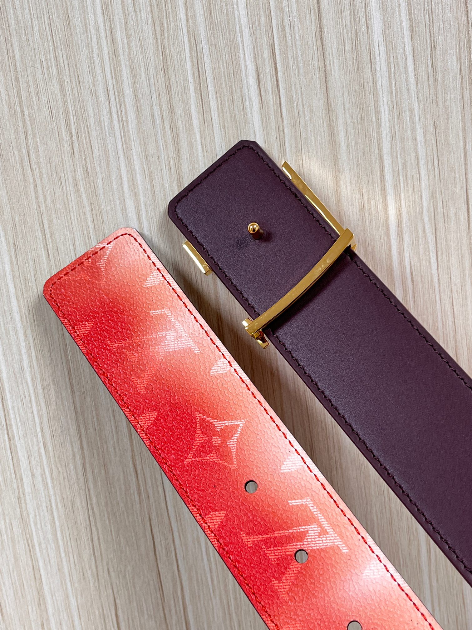 当季新款，双面设计，一腰带两风格- 正面：采用标志性Monogram老花图案，搭配棕褐渐变褪色笔触，灵感