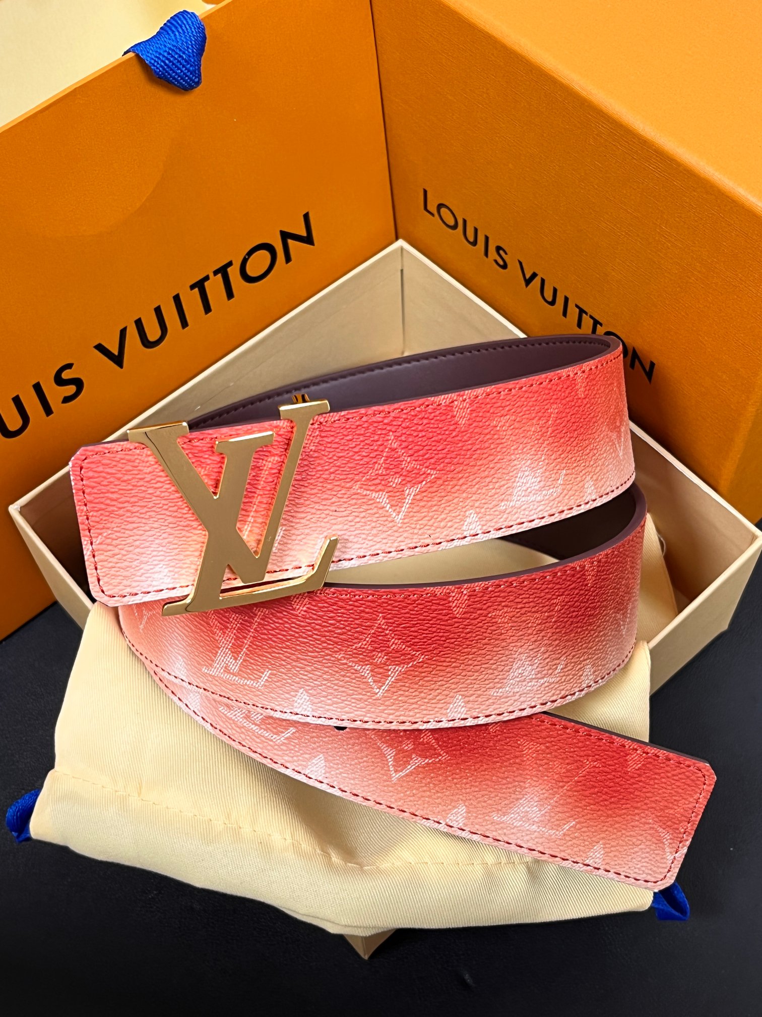 当季新款，双面设计，一腰带两风格- 正面：采用标志性Monogram老花图案，搭配棕褐渐变褪色笔触，灵感