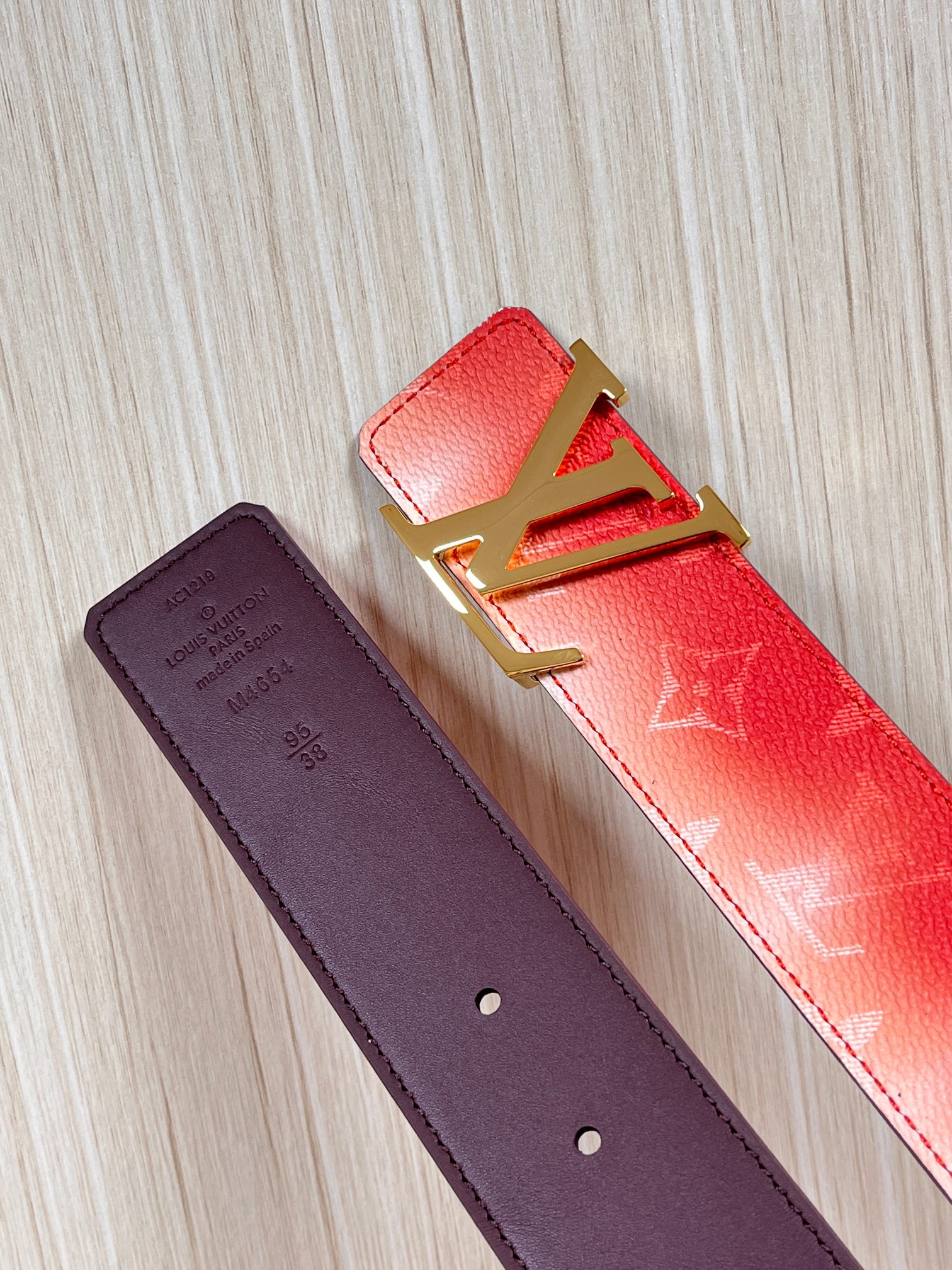 当季新款，双面设计，一腰带两风格- 正面：采用标志性Monogram老花图案，搭配棕褐渐变褪色笔触，灵感