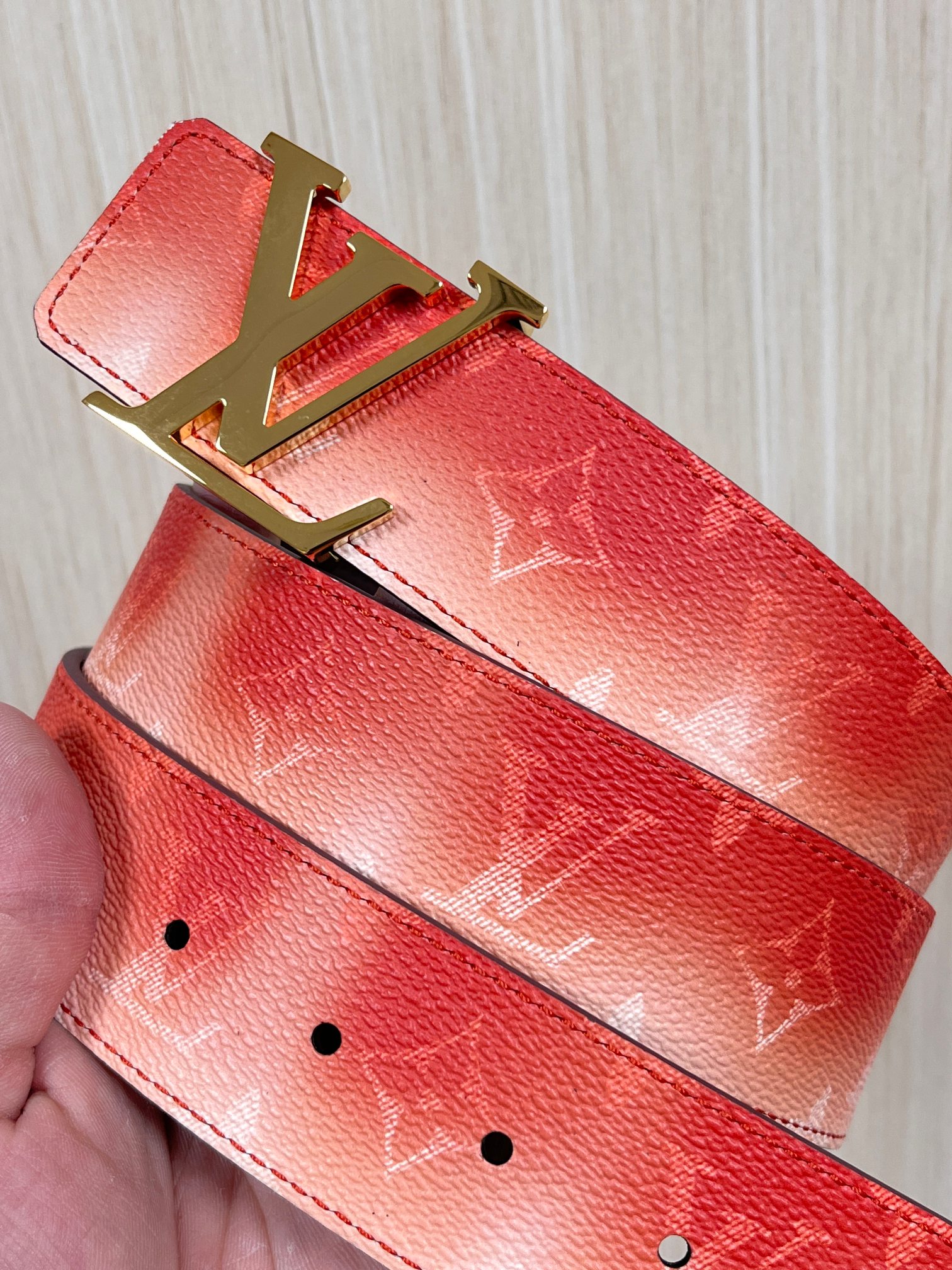 当季新款，双面设计，一腰带两风格- 正面：采用标志性Monogram老花图案，搭配棕褐渐变褪色笔触，灵感