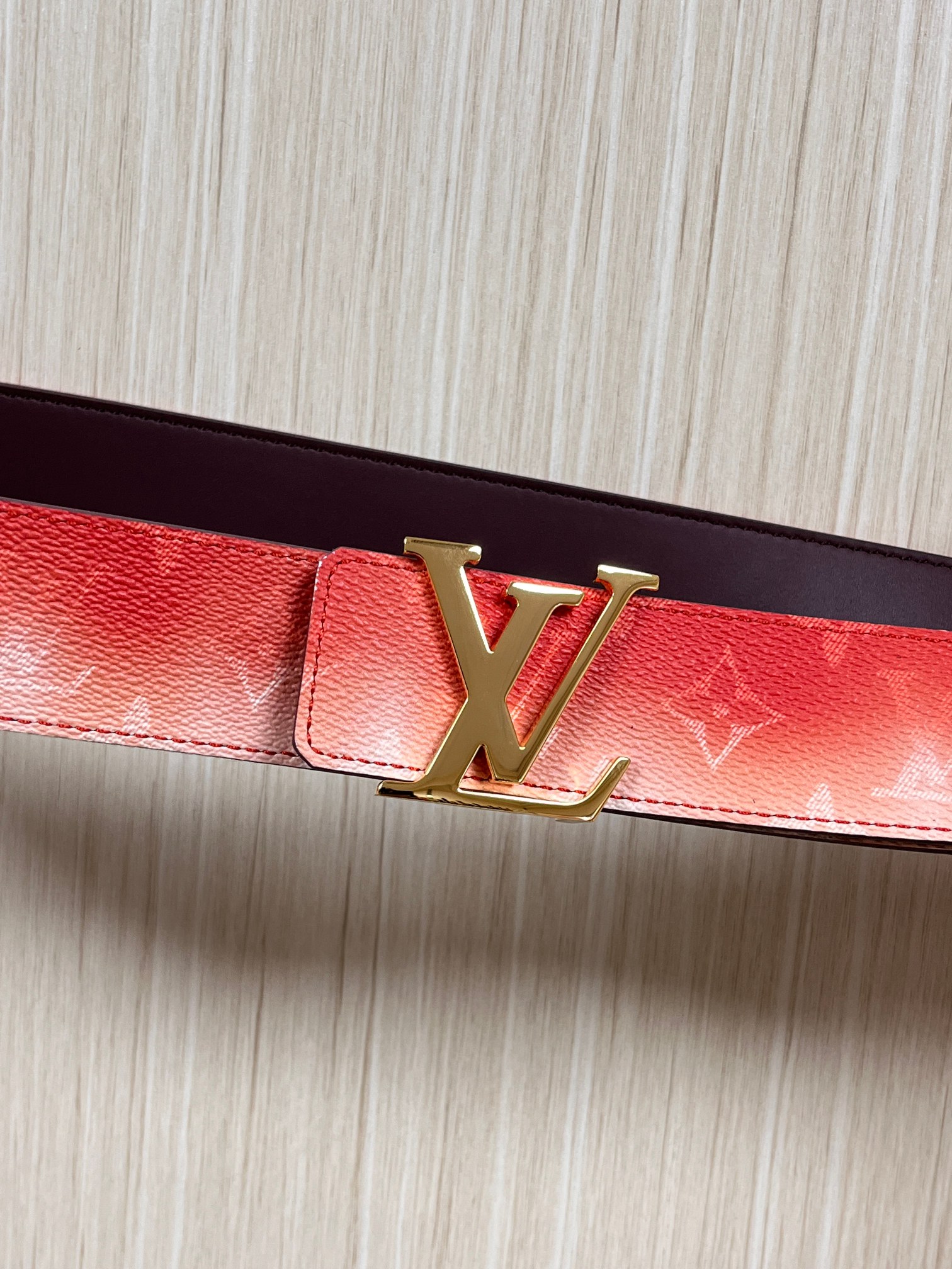 当季新款，双面设计，一腰带两风格- 正面：采用标志性Monogram老花图案，搭配棕褐渐变褪色笔触，灵感