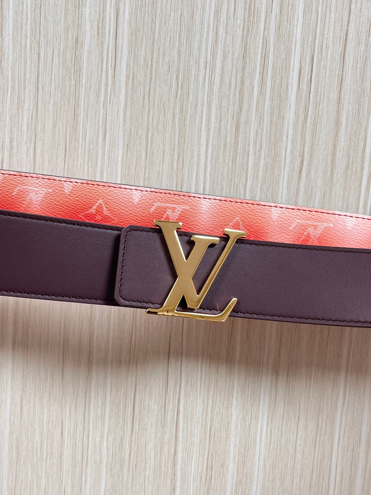 当季新款，双面设计，一腰带两风格- 正面：采用标志性Monogram老花图案，搭配棕褐渐变褪色笔触，灵感