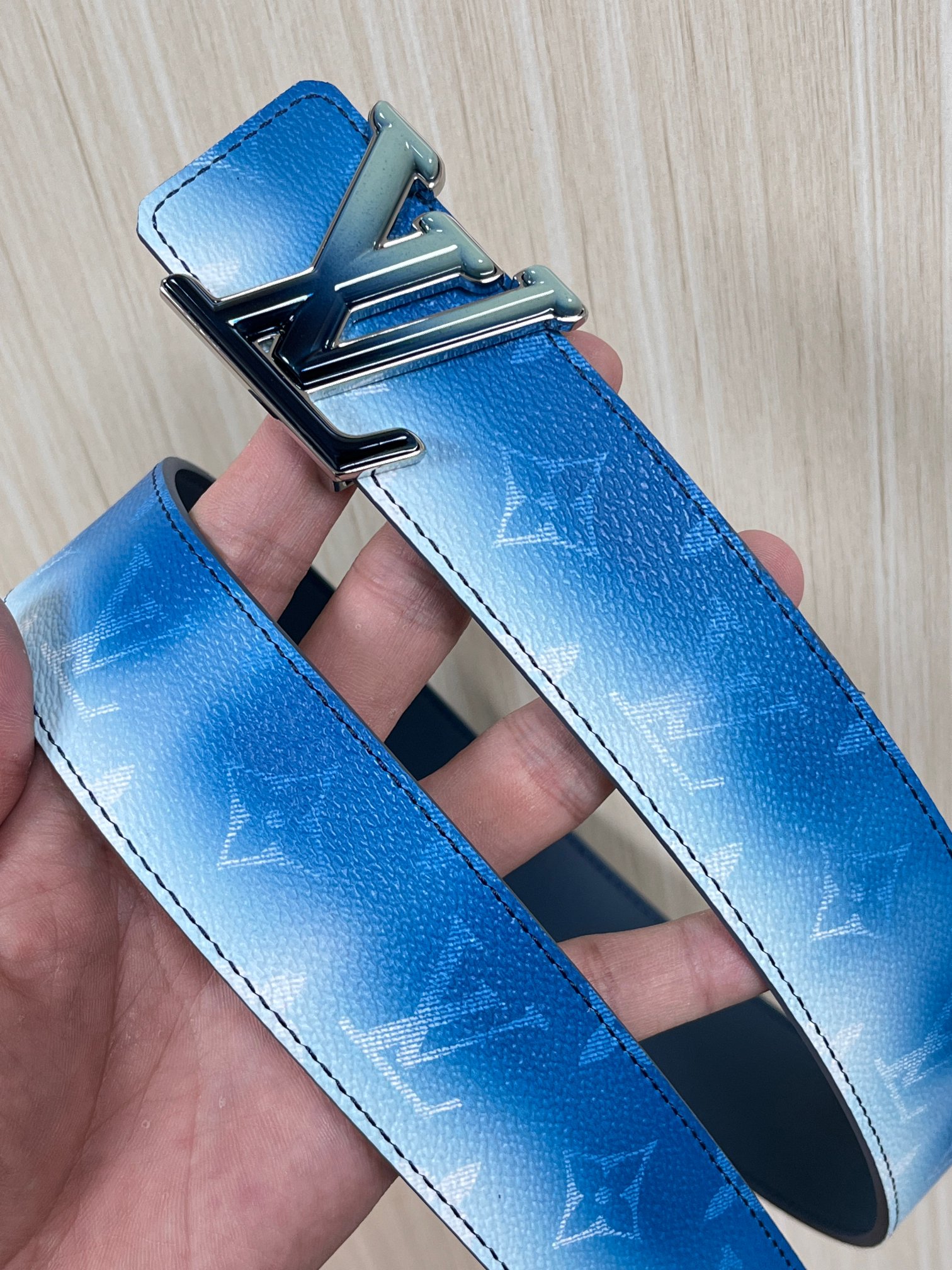 当季新款，双面设计，一腰带两风格- 正面：采用标志性Monogram老花图案，搭配蓝白渐变褪色笔触，灵感