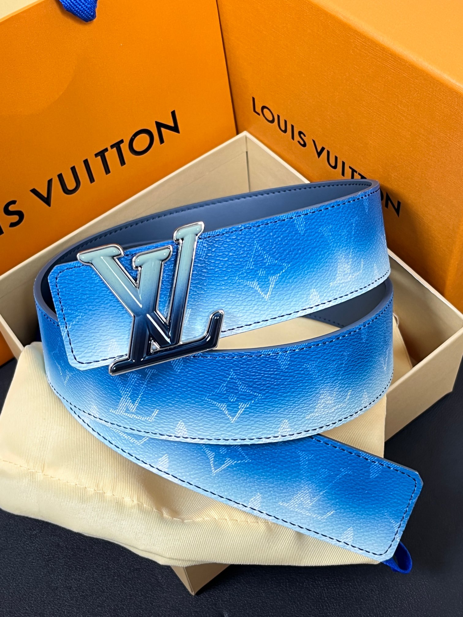 当季新款，双面设计，一腰带两风格- 正面：采用标志性Monogram老花图案，搭配蓝白渐变褪色笔触，灵感