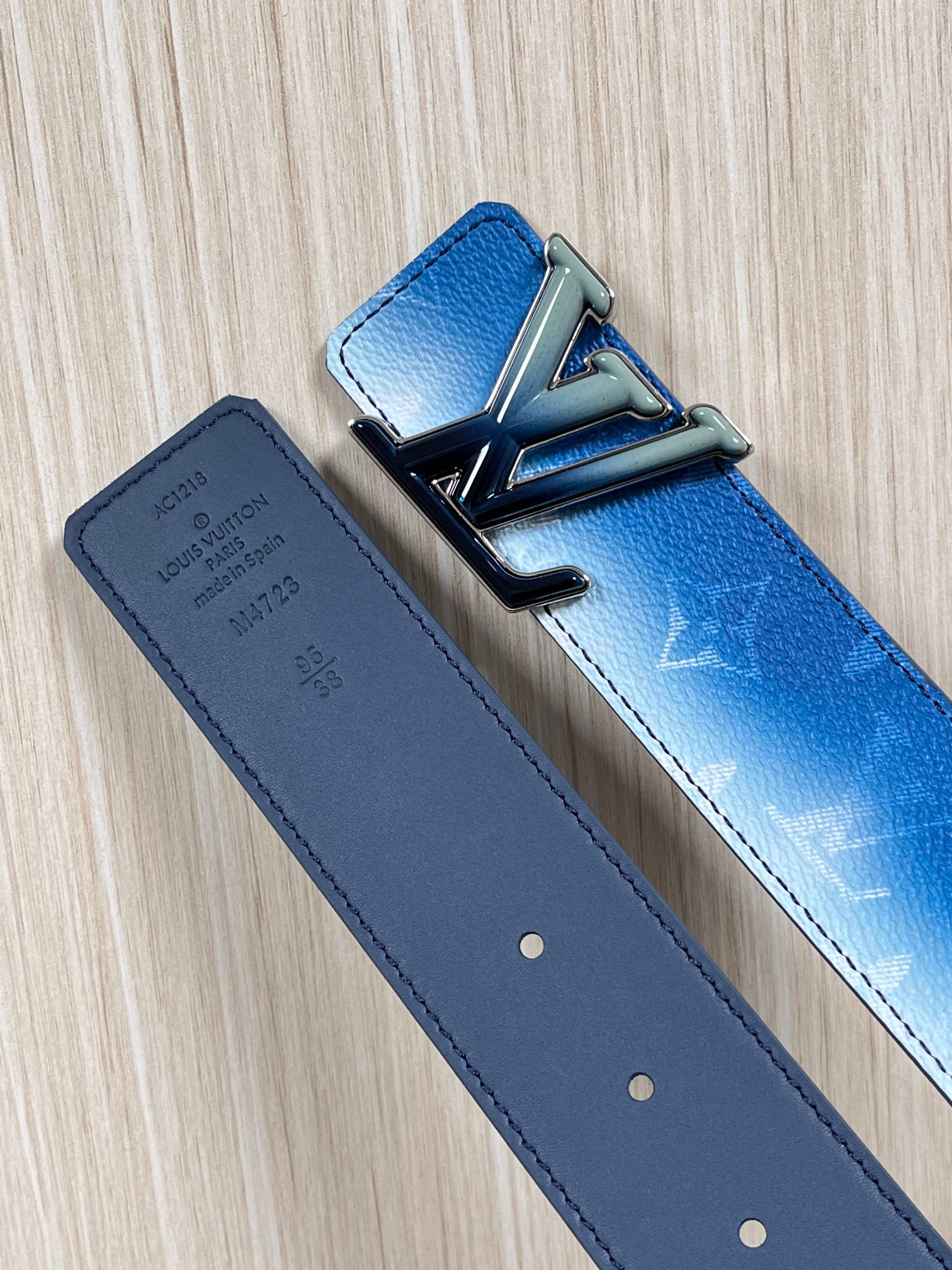 当季新款，双面设计，一腰带两风格- 正面：采用标志性Monogram老花图案，搭配蓝白渐变褪色笔触，灵感