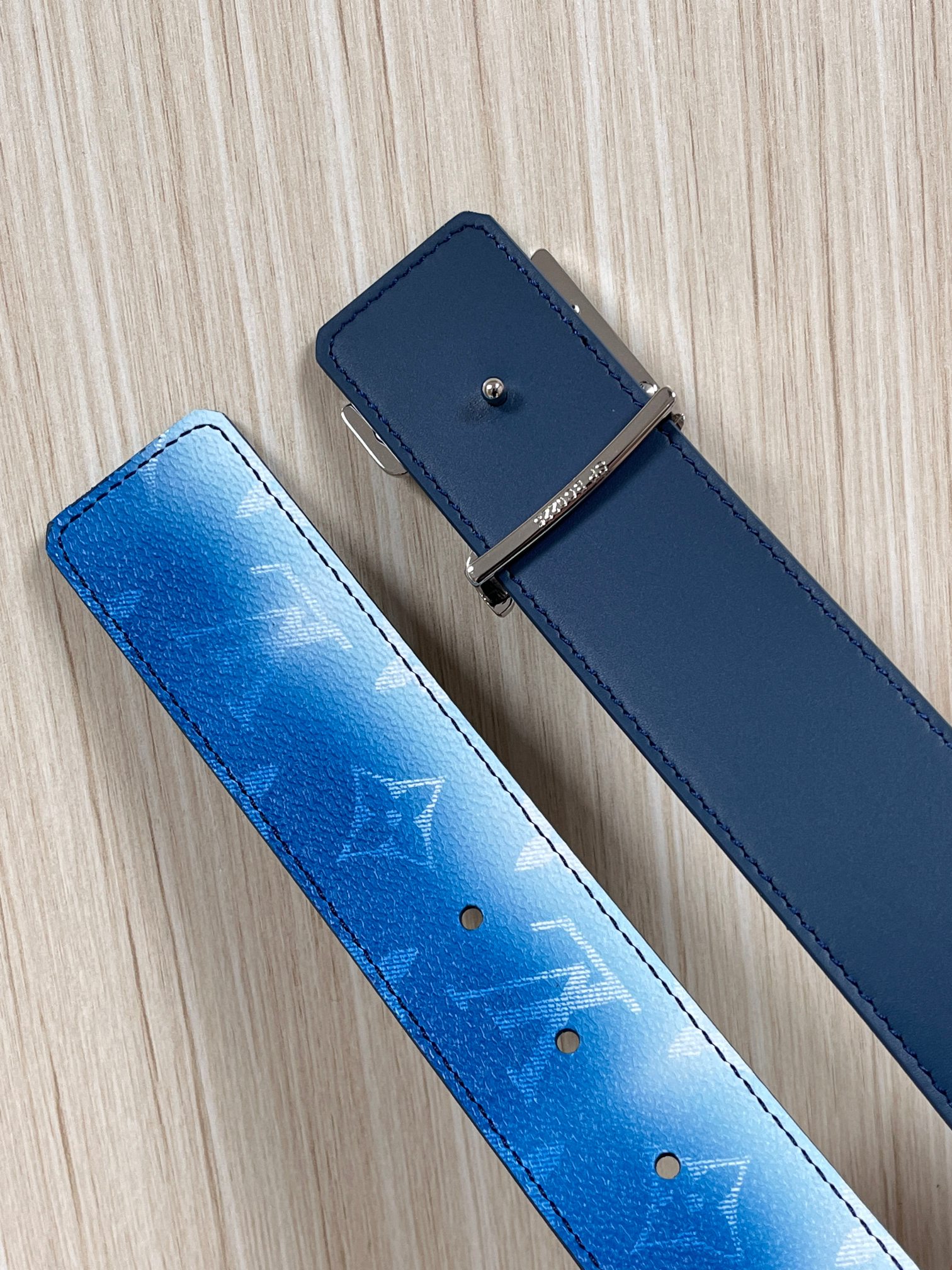 当季新款，双面设计，一腰带两风格- 正面：采用标志性Monogram老花图案，搭配蓝白渐变褪色笔触，灵感